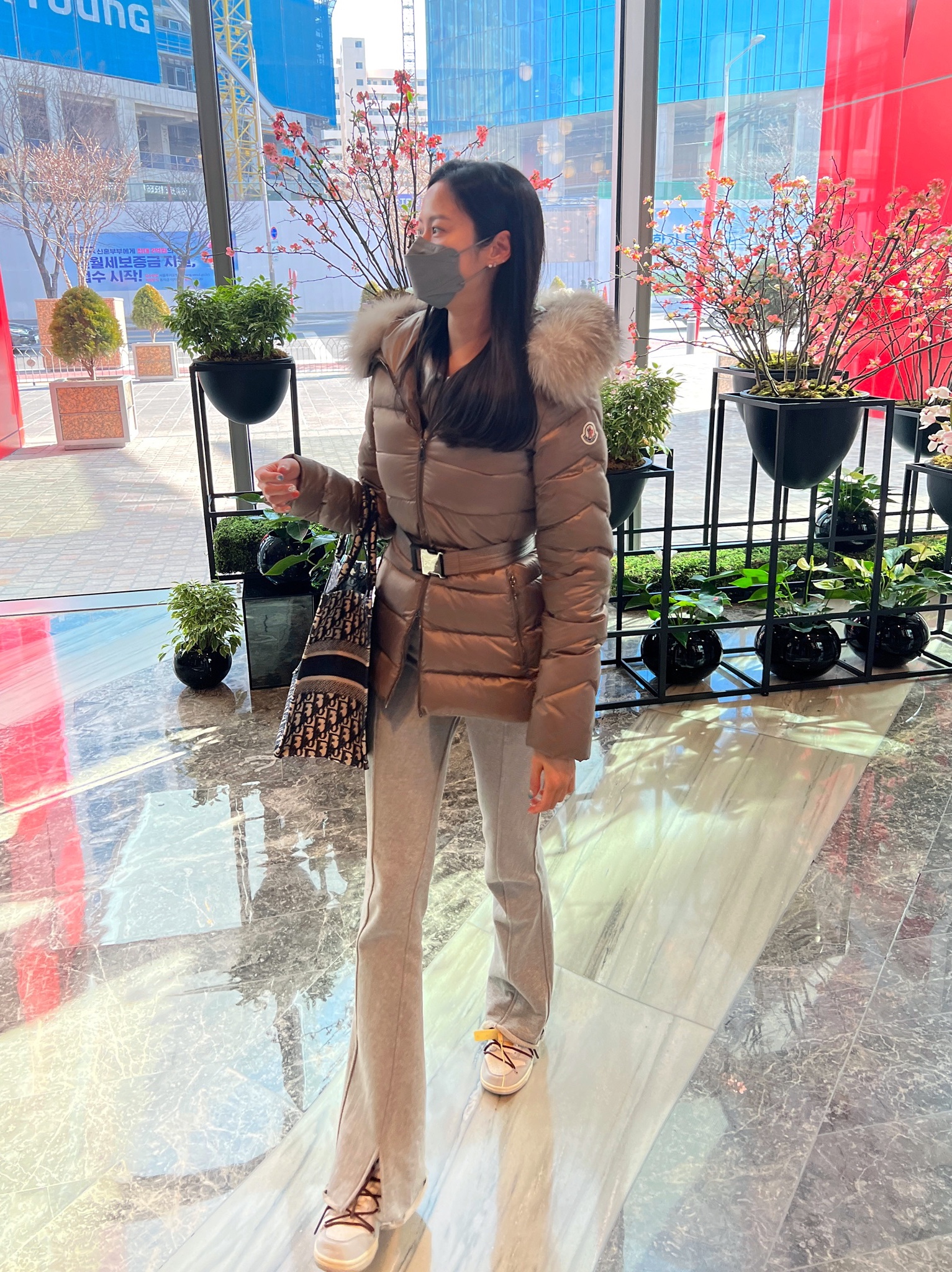 Dior Medium Book Tote Blue Dior Oblique Embroidery, Nike x Off-White Dunk Low The 50 - Lot 46 착용 스타일 - 1