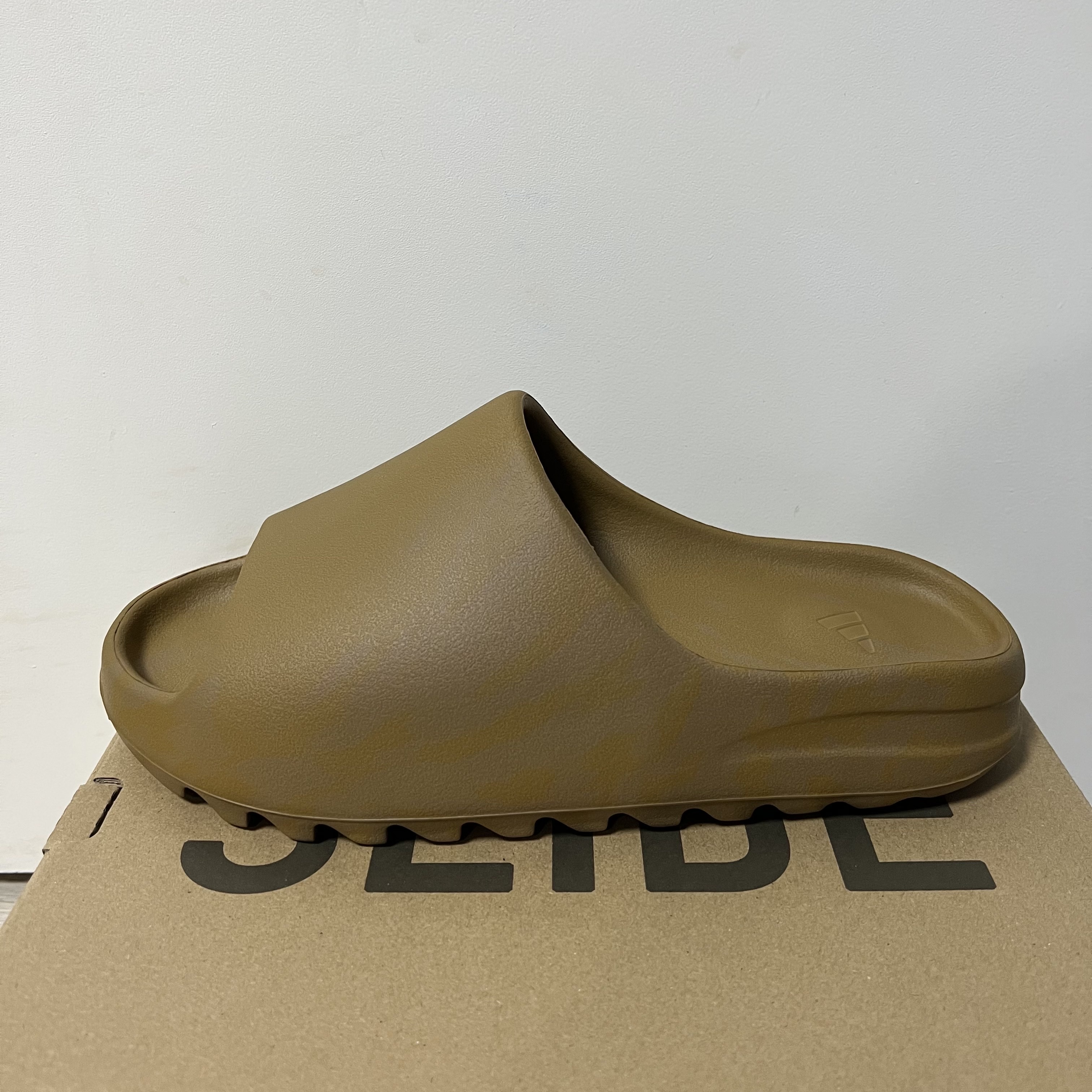 Adidas Yeezy Slide Ochre 착용 스타일