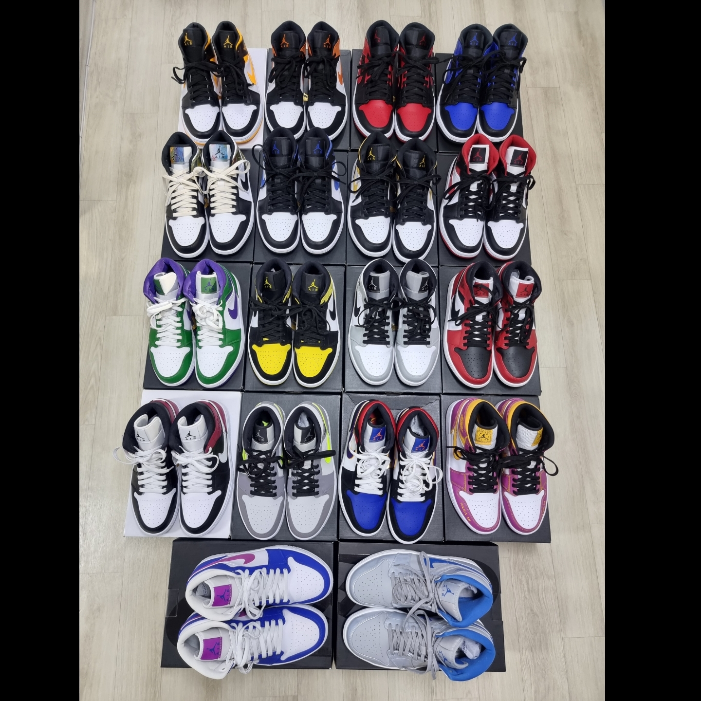 Jordan 1 Mid Light Smoke Grey, Jordan 1 Mid Yellow Toe Black 착용 스타일