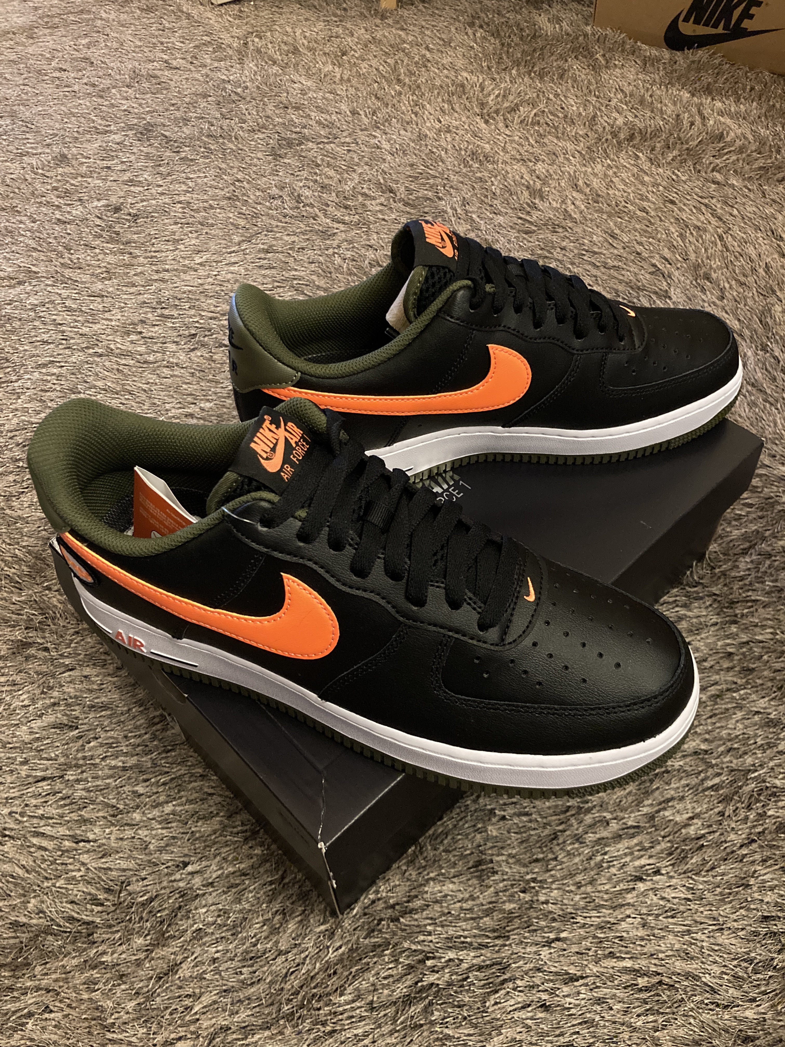 Nike Air Force 1 '07 LV8 Black Total Orange 착용 스타일 - 1
