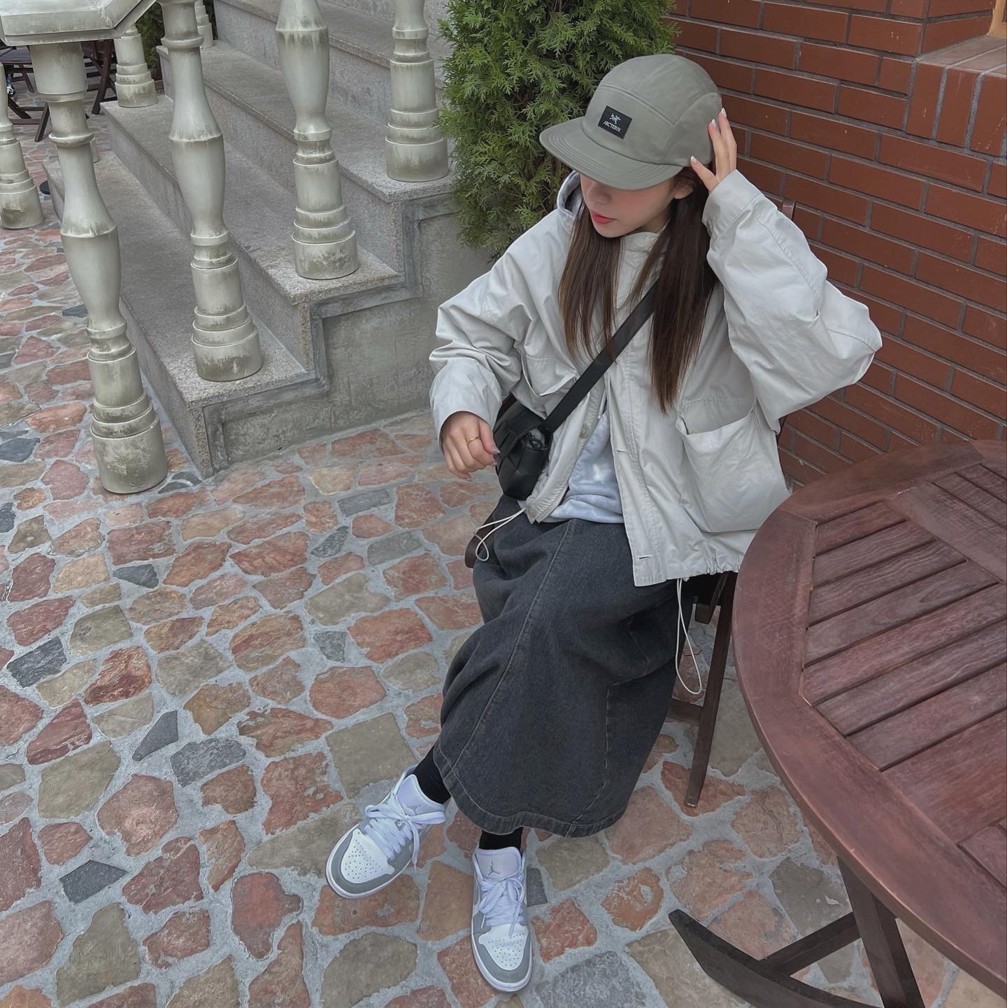 (W) Jordan 1 Low White Wolf Grey, Bottega Veneta Mini Calfskin Leather Belt Cassette Black 착용 스타일 - 1