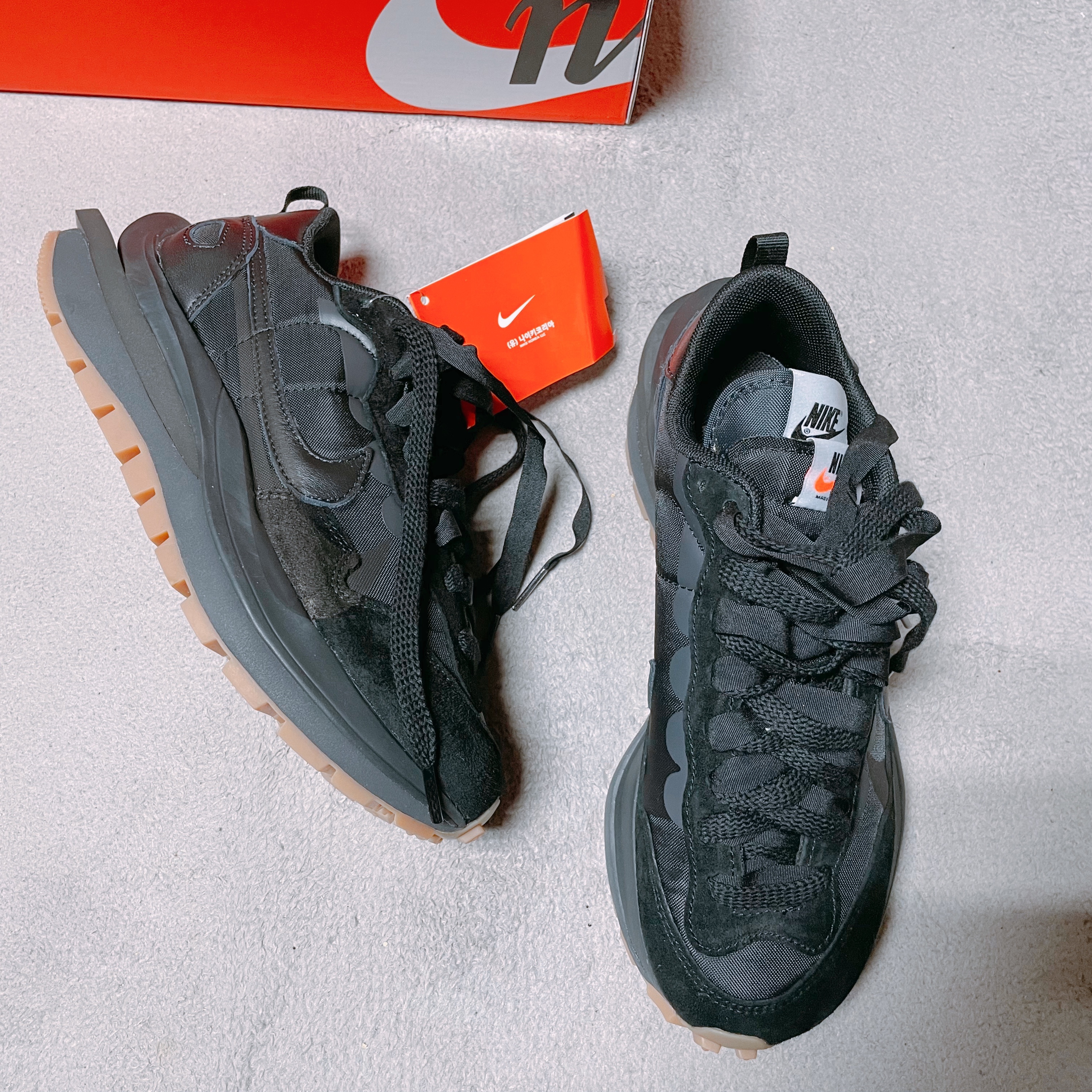 Nike x Sacai VaporWaffle Black and Gum 착용 스타일 - 1