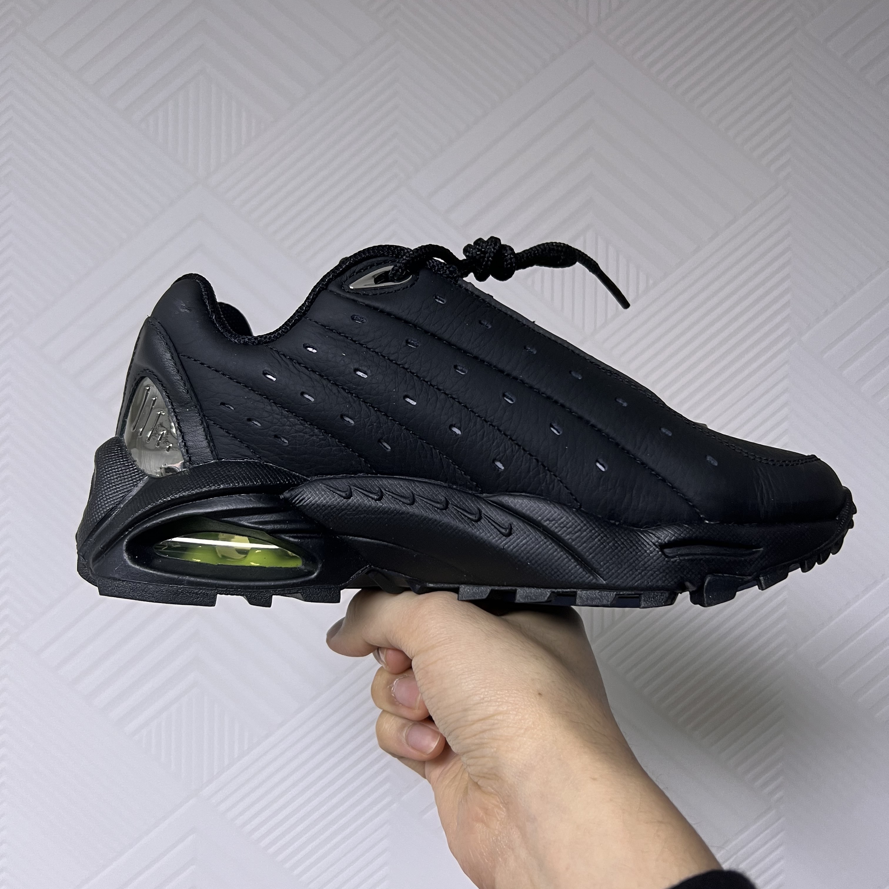 Nike x Drake Nocta Hot Step Air Terra Triple Black 착용 스타일 - 2