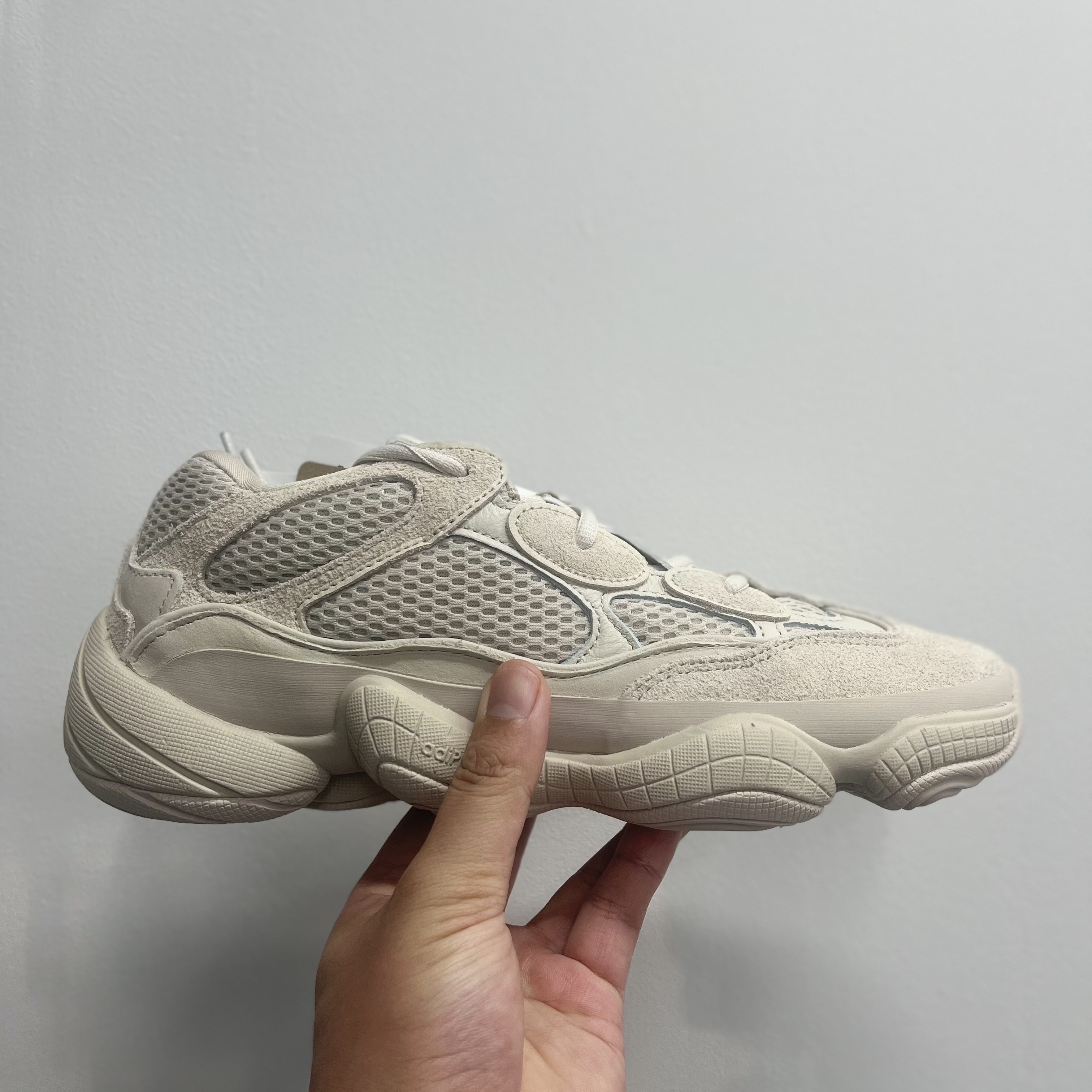 Adidas Yeezy 500 Blush 2022 착용 스타일 - 1