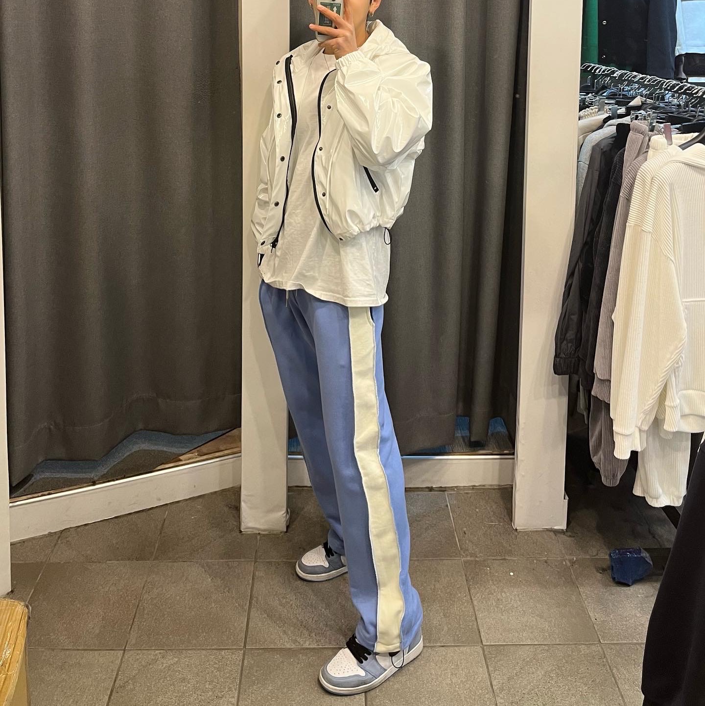Jordan 1 Retro High OG University Blue 착용 스타일 - 2