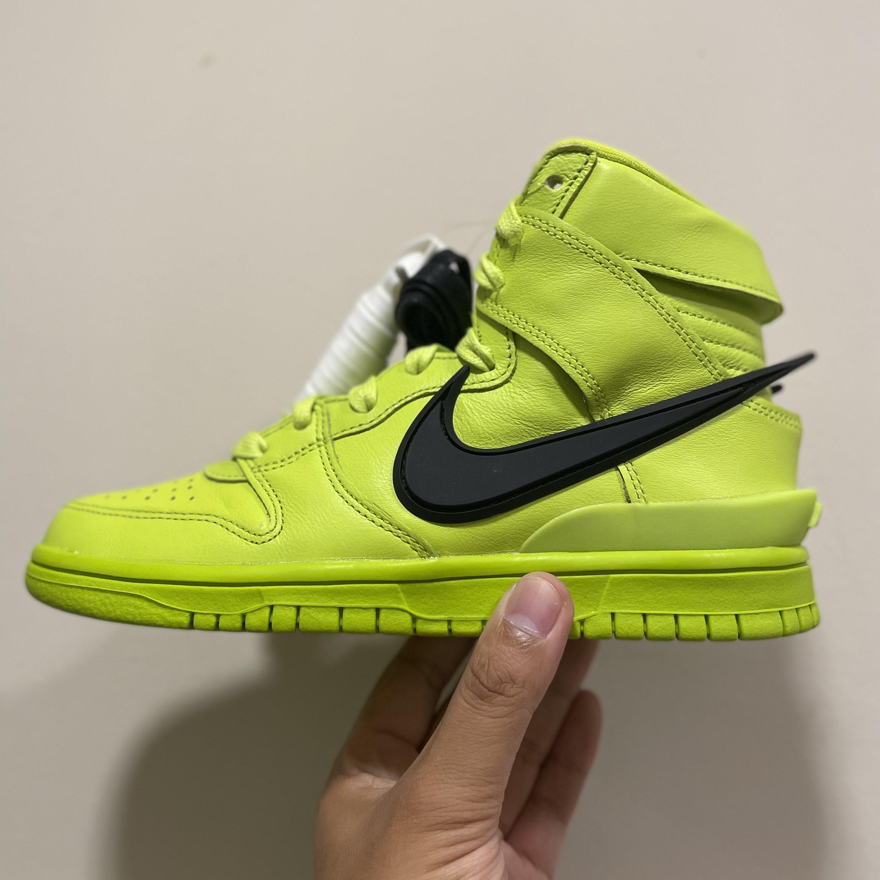 Nike x Ambush Dunk High Flash Lime 착용 스타일 - 3