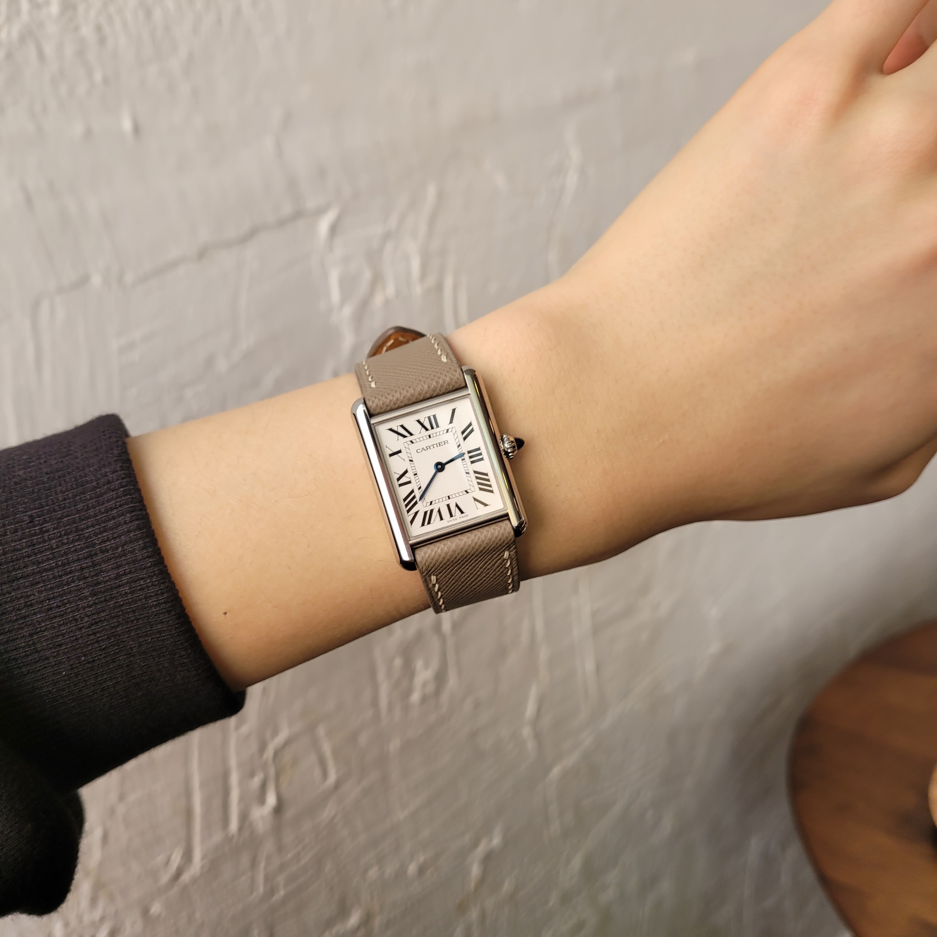 Cartier Tank Must Watch Large Quartz Steel Calfskin Black 착용 스타일 - 1