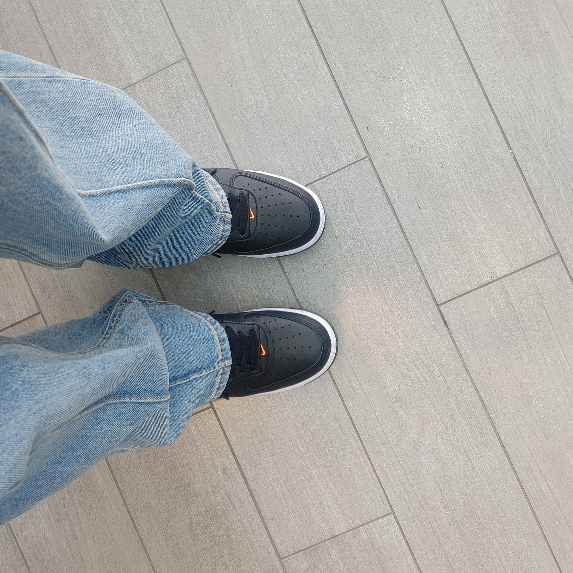 Nike Air Force 1 '07 LV8 Black Total Orange 착용 스타일 - 3