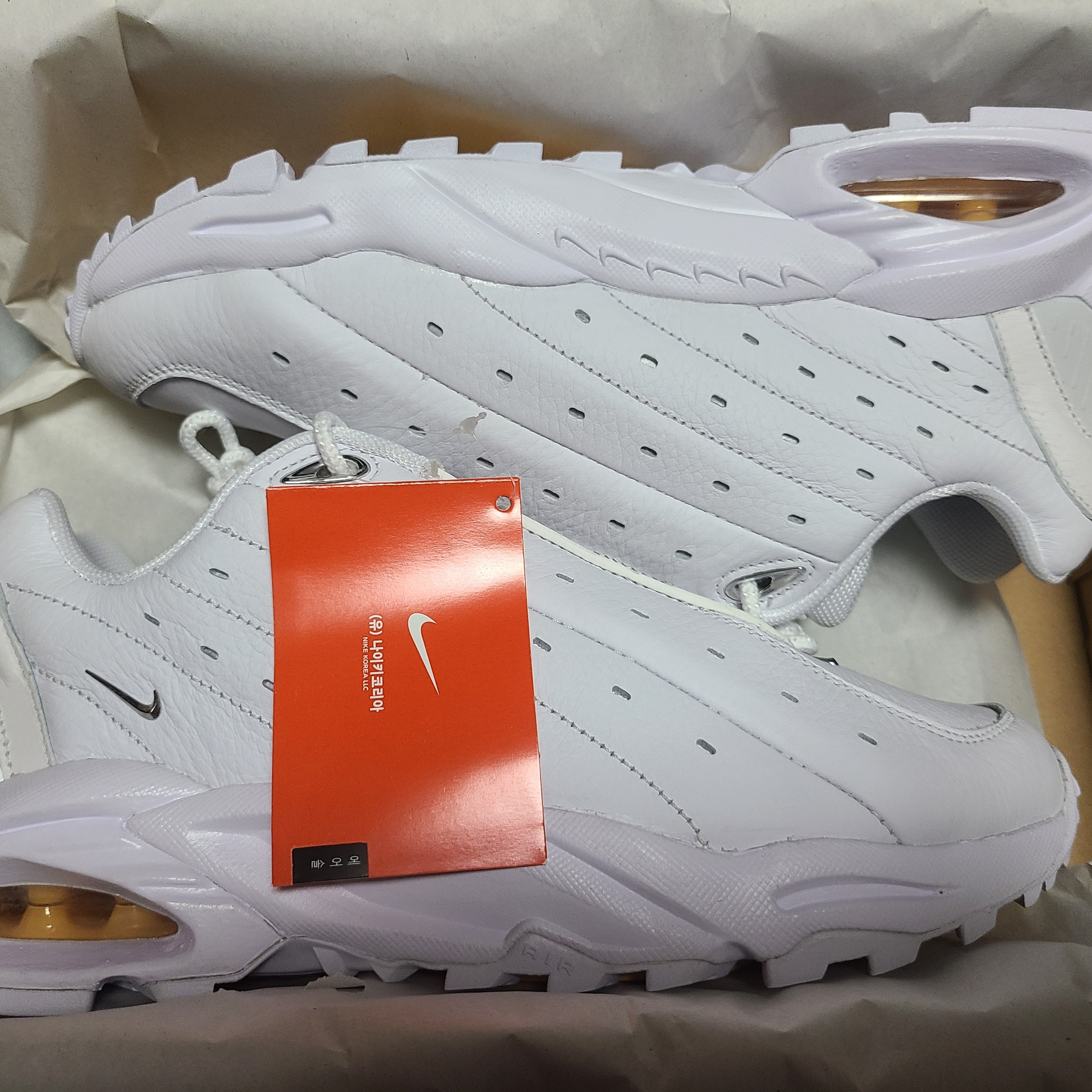 Nike x Drake Nocta Hot Step Air Terra Triple White 착용 스타일 - 1