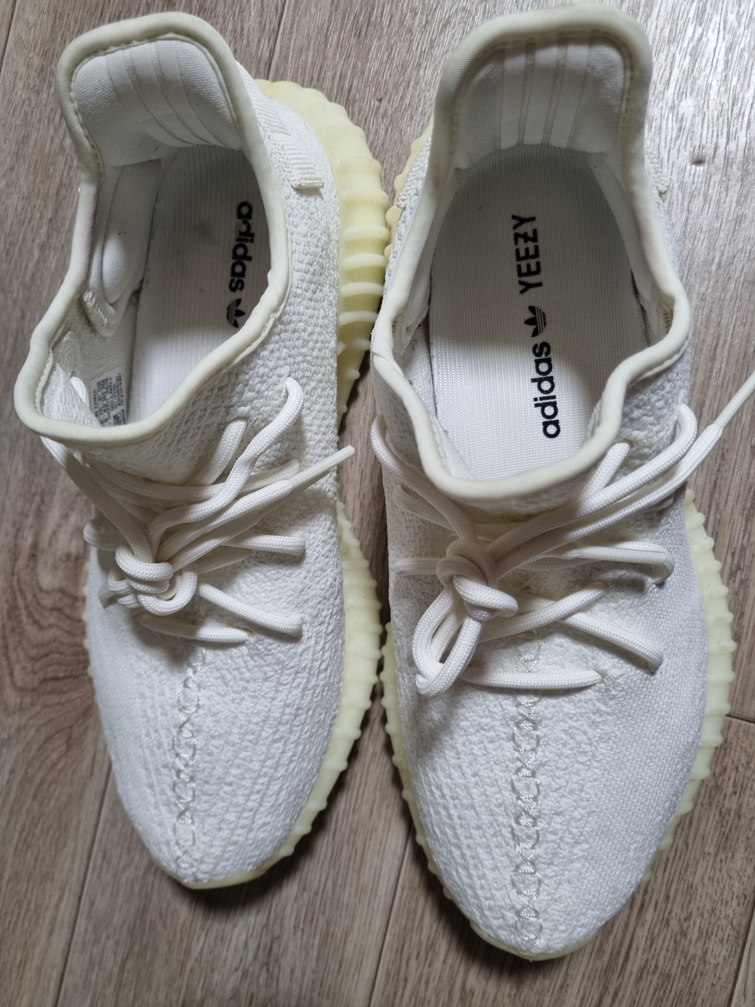 Adidas Yeezy Boost 350 V2 Cream/Triple White 착용 스타일 - 1