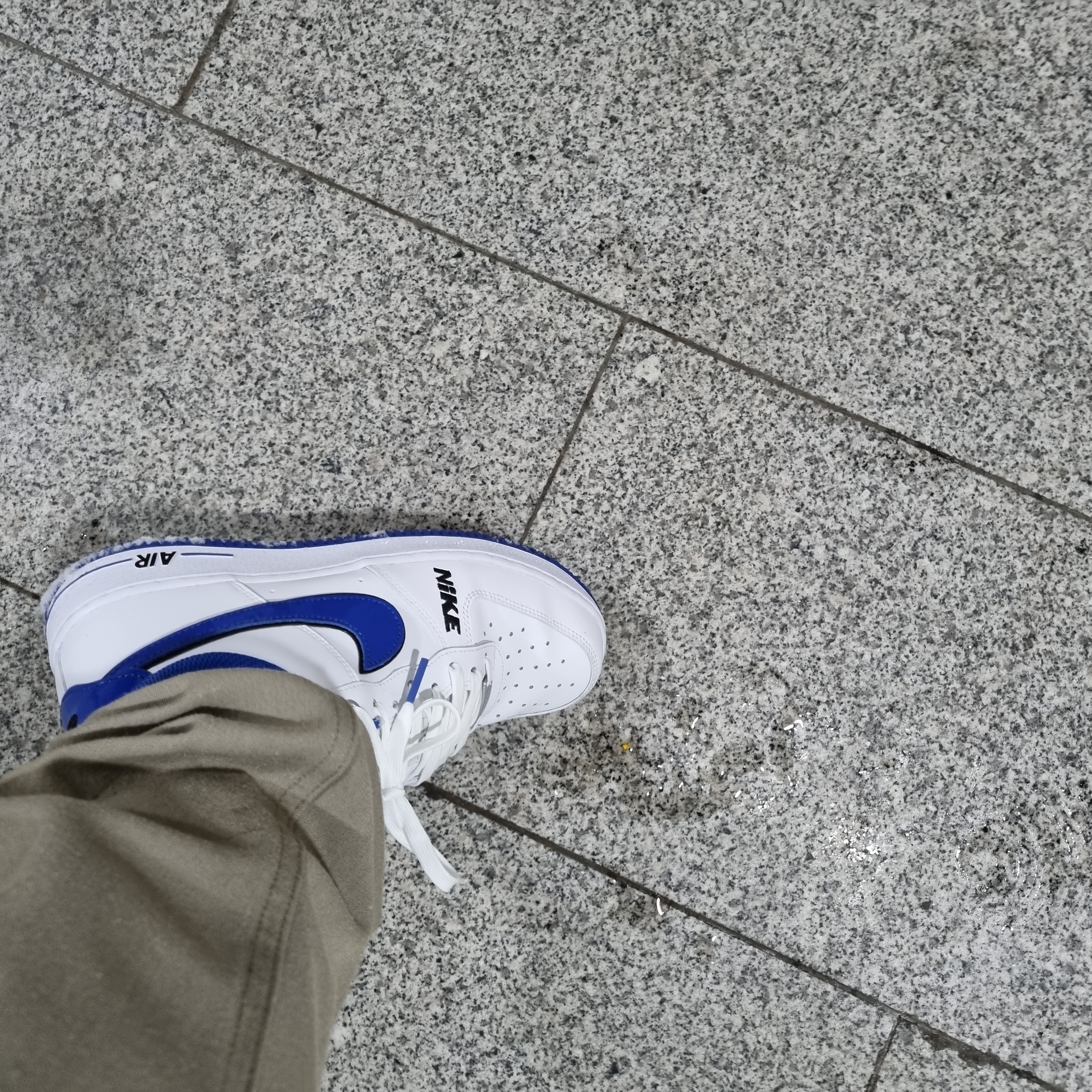Nike Air Force 1 '07 LV8 White Game Royal 착용 스타일 - 5