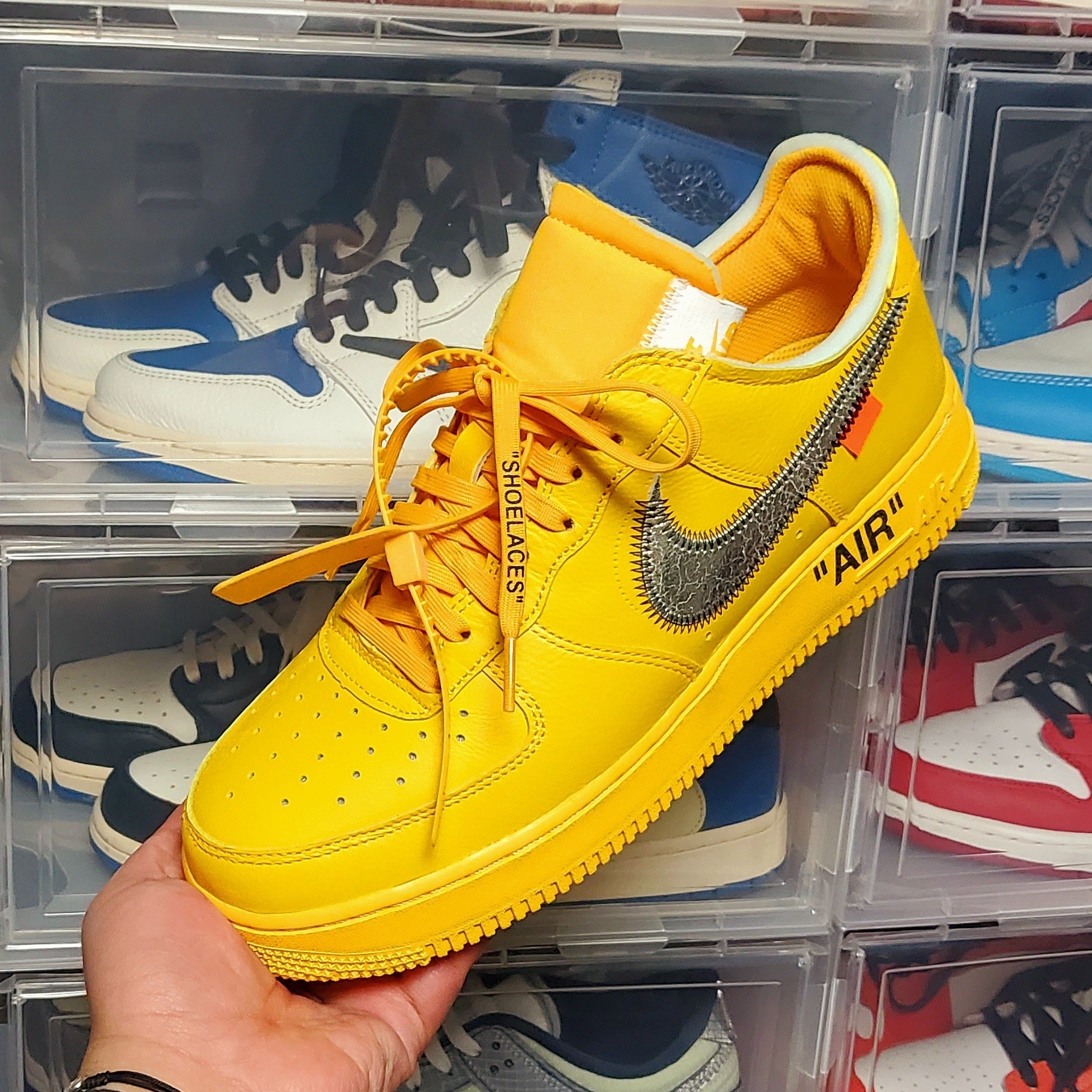 Nike x Off-White Air Force 1 '07 University Gold 착용 스타일 - 1