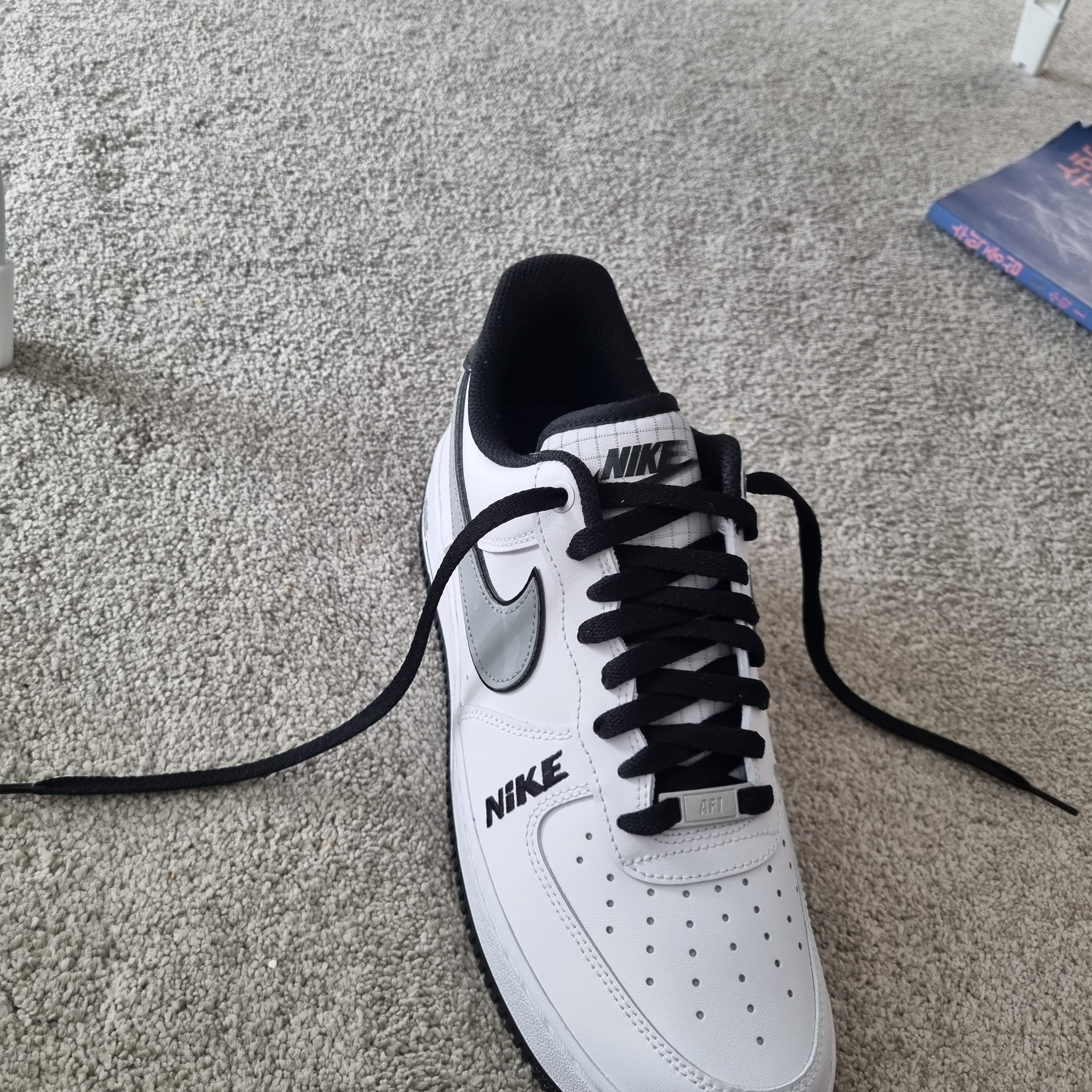 Nike Air Force 1 '07 LV8 White Black Wolf Grey 착용 스타일 - 1