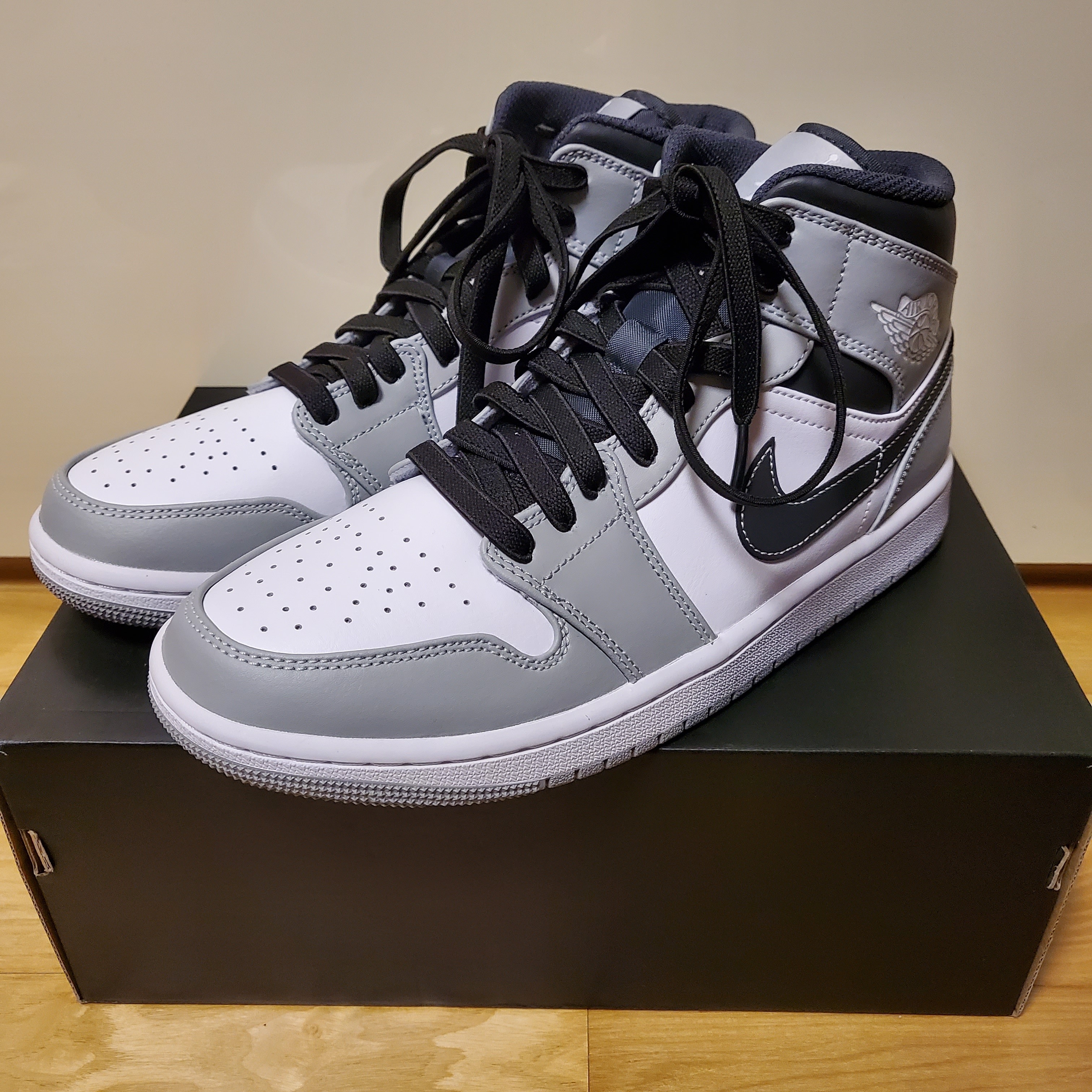 Jordan 1 Mid Light Smoke Grey Anthracite 착용 스타일 - 2