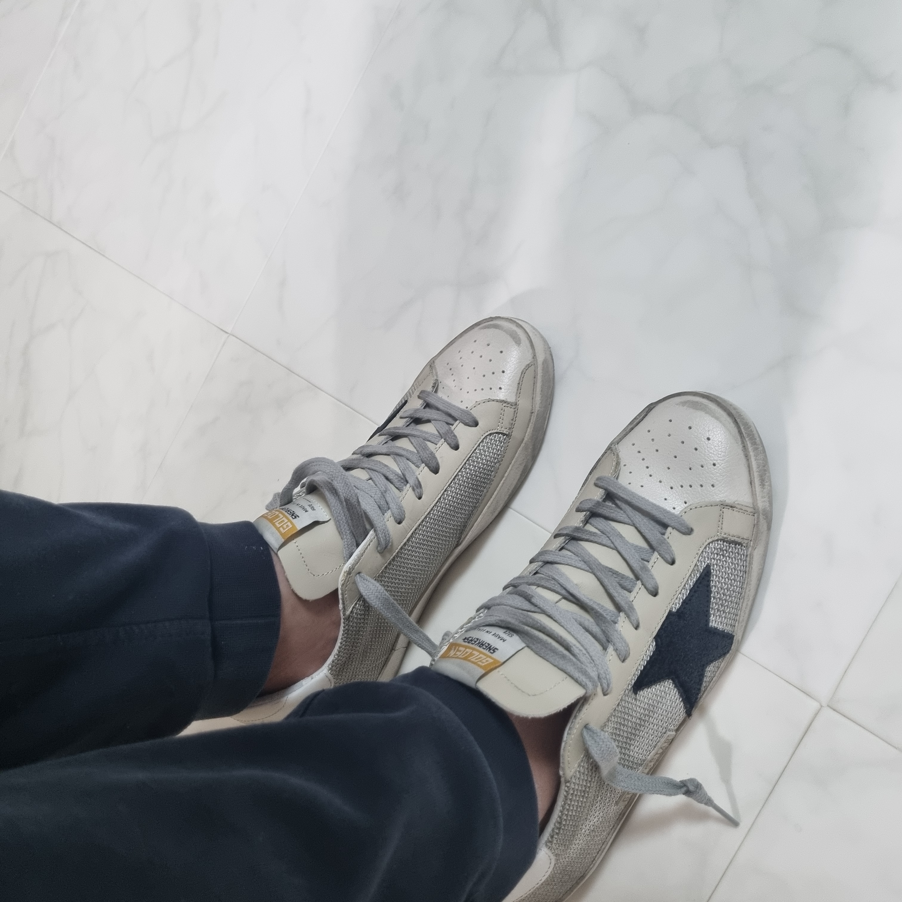 Golden Goose Superstar Grey Code Sneakers 착용 스타일 - 2