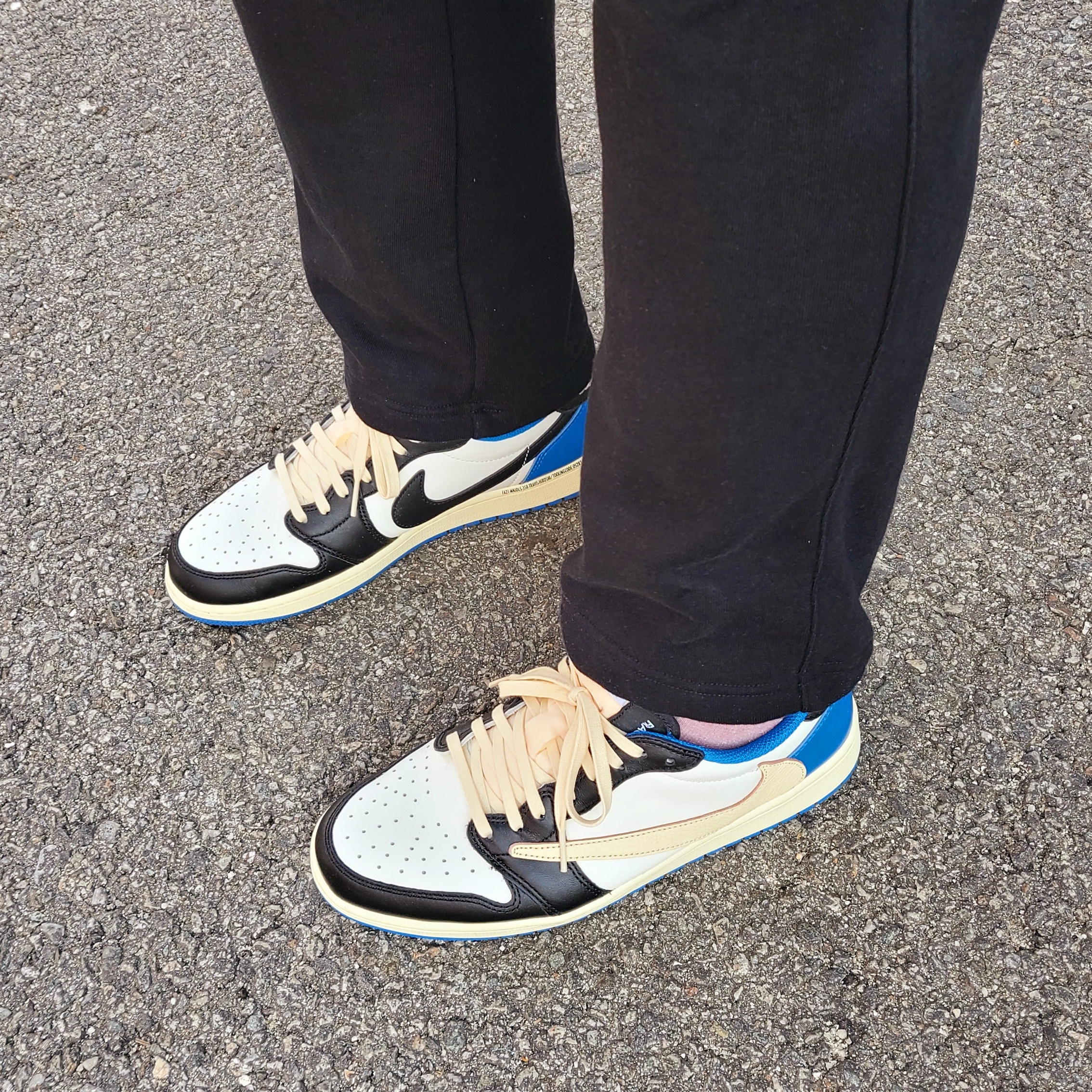 Jordan 1 x Travis Scott x Fragment Retro Low OG SP Military Blue 착용 스타일 - 3