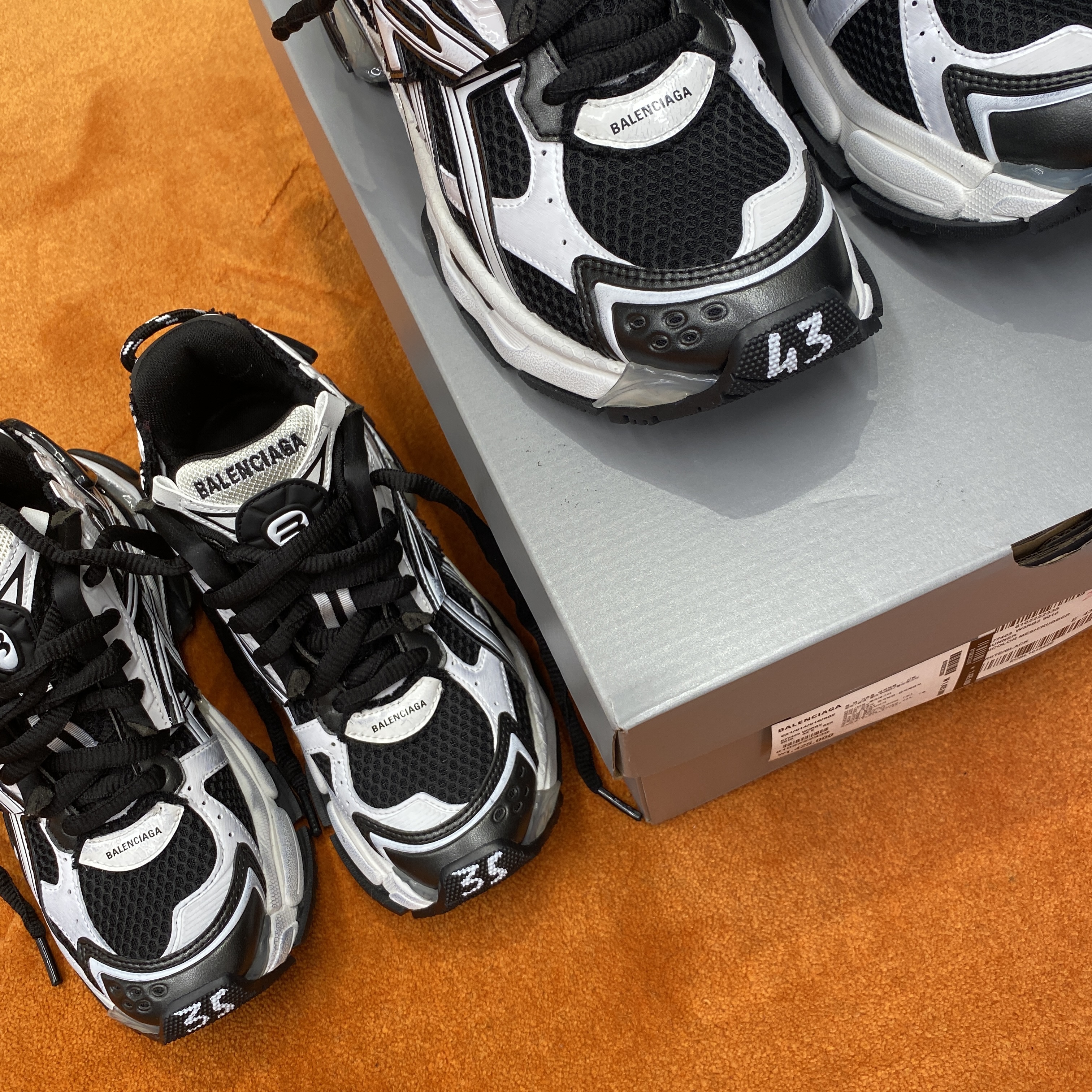 Balenciaga Runner Sneakers Black White 착용 스타일