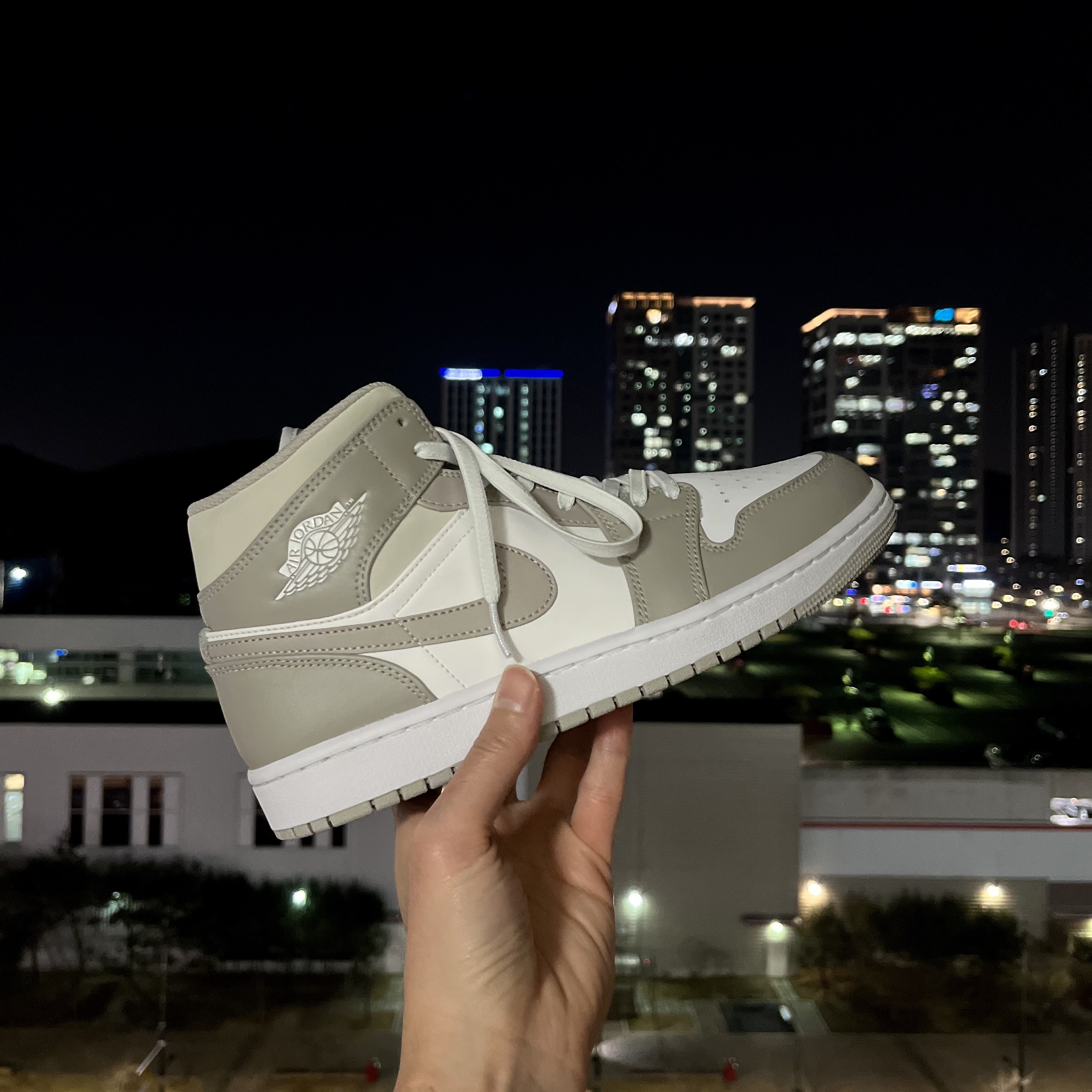 Jordan 1 Mid College Grey 착용 스타일
