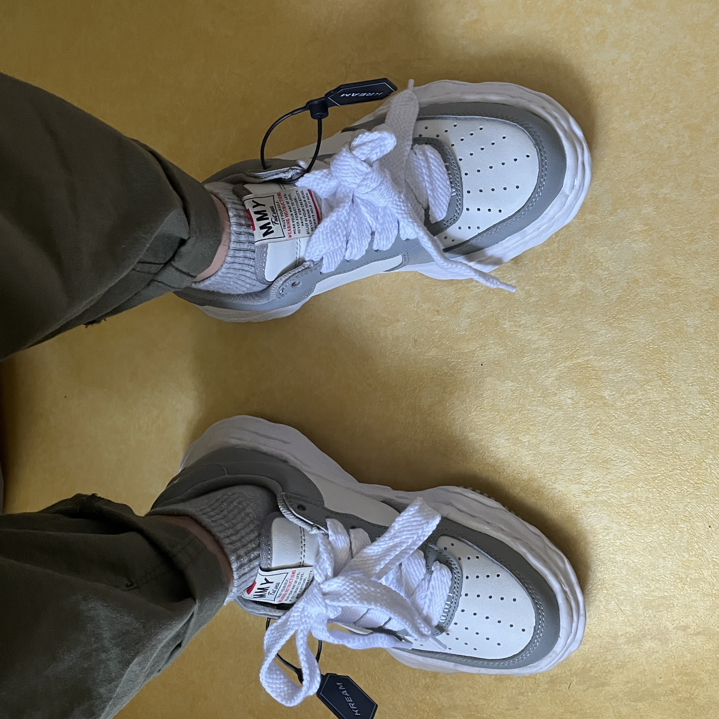 Maison Mihara Yasuhiro Wayne OG Sole Leather Low-top Sneakers Gray White 착용 스타일 - 1