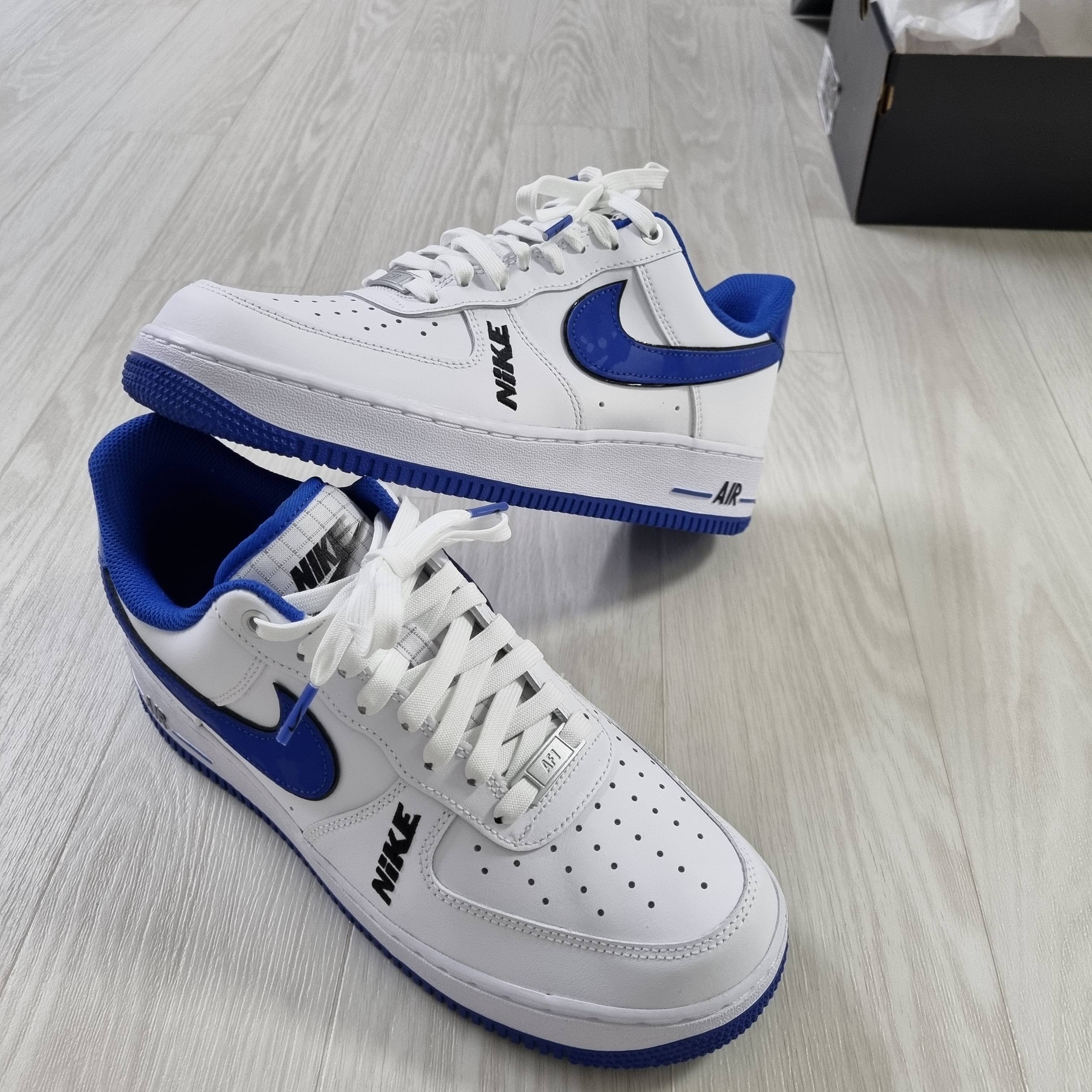 Nike Air Force 1 '07 LV8 White Game Royal 착용 스타일 - 1