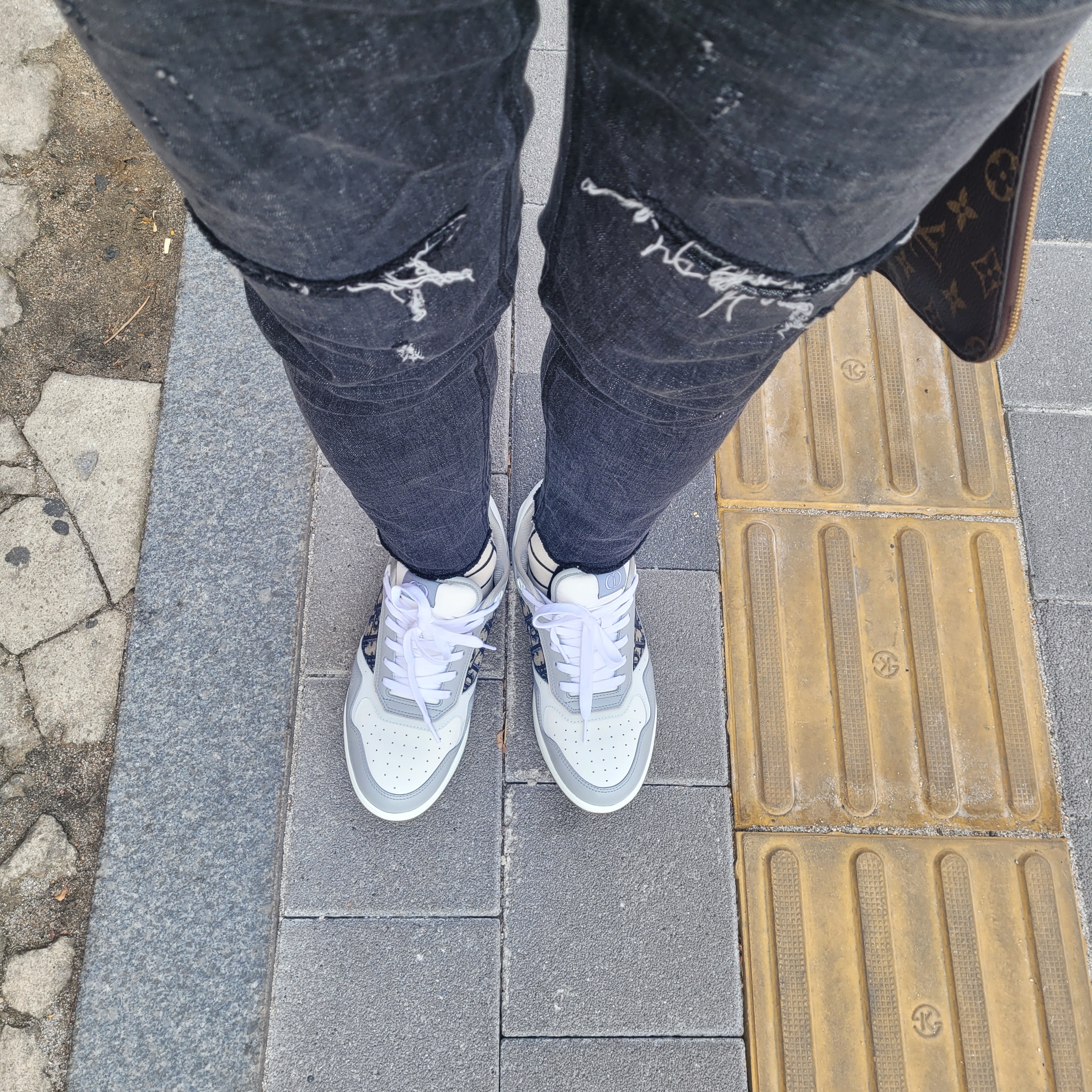 Dior B27 Low-Top Sneakers Gray 착용 스타일 - 2