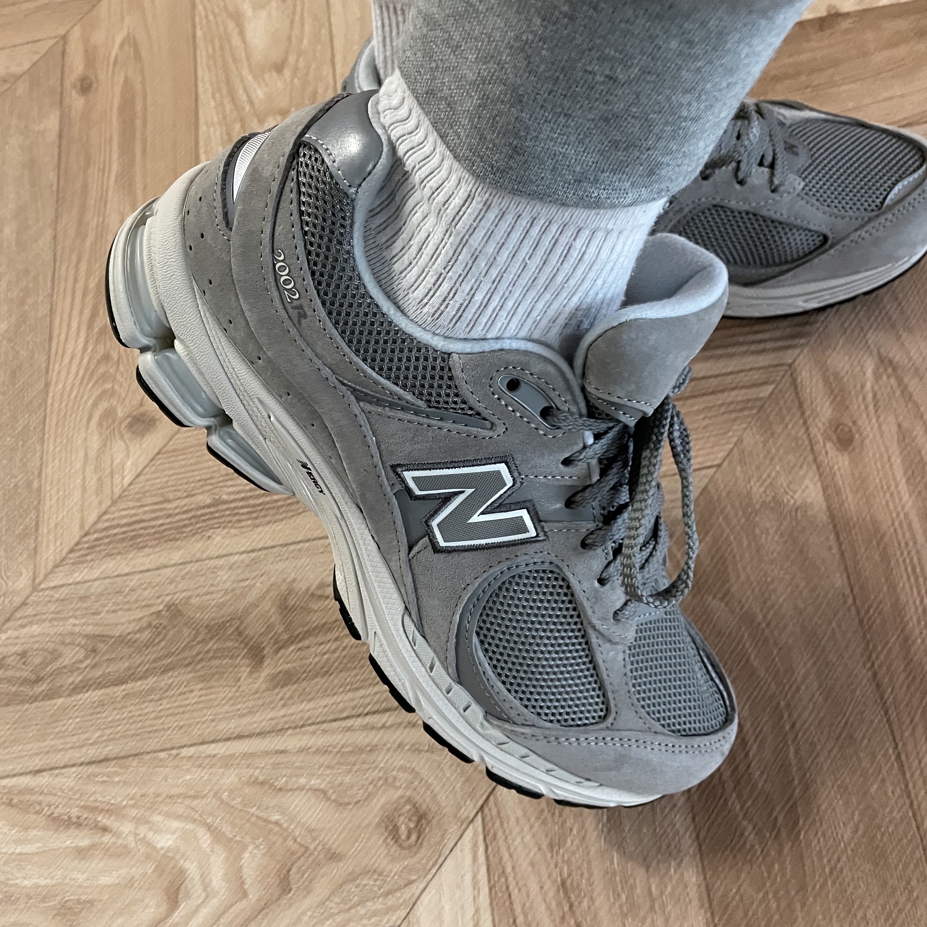 New Balance 2002R Grey 착용 스타일