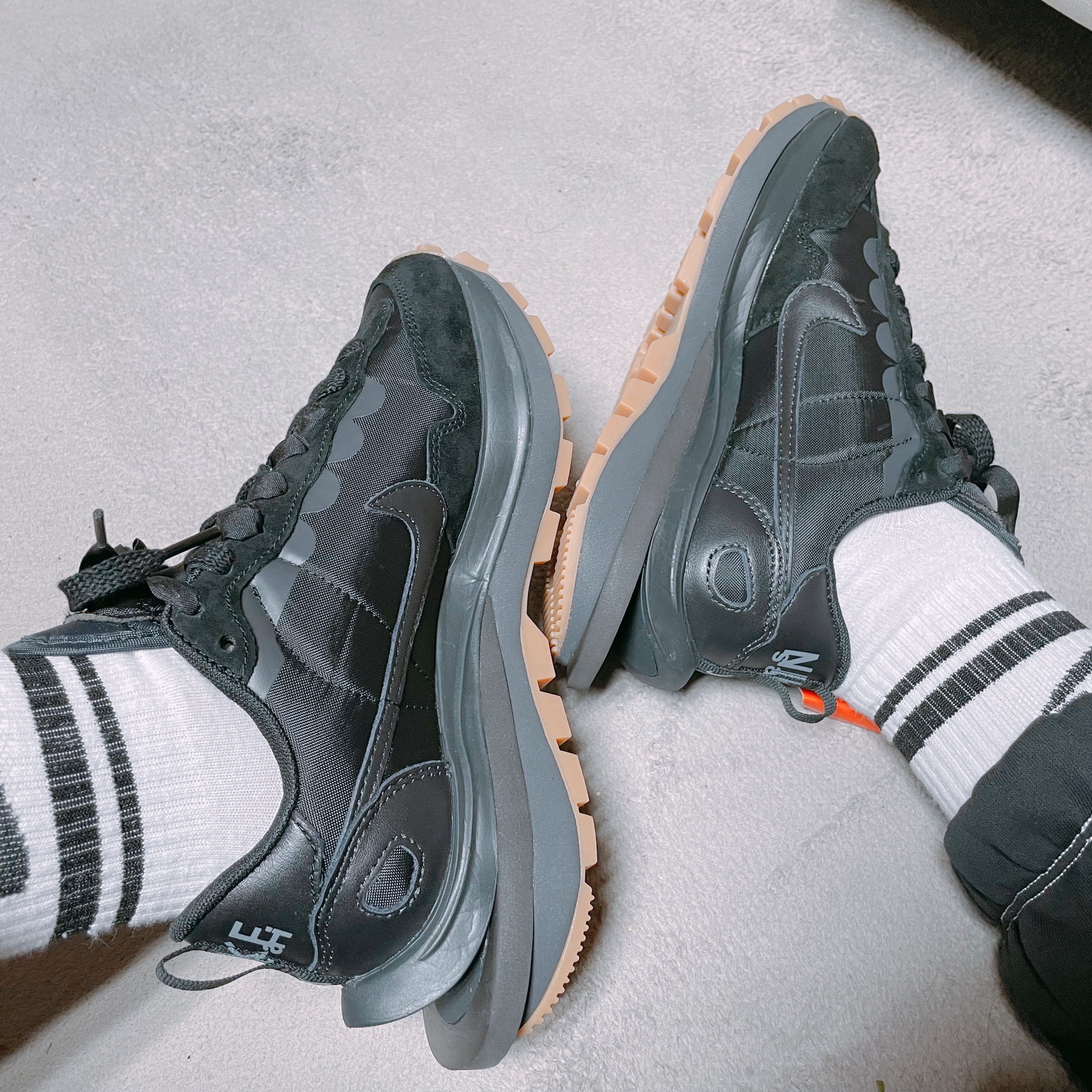 Nike x Sacai VaporWaffle Black and Gum 착용 스타일 - 2
