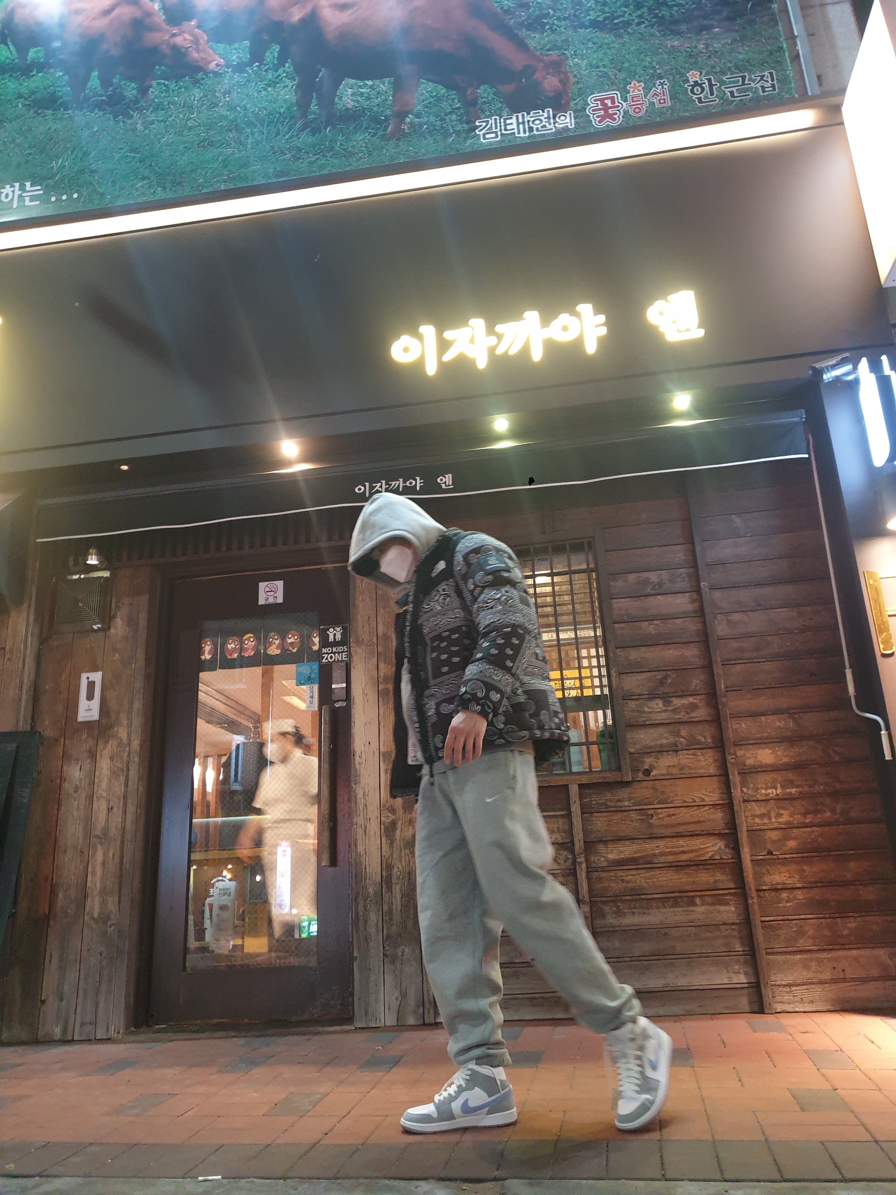 (W) Jordan 1 Mid Wolf Grey, Nike NRG Solo Swoosh Fleece Pants Dark Grey Heather - US/EU 착용 스타일 - 2