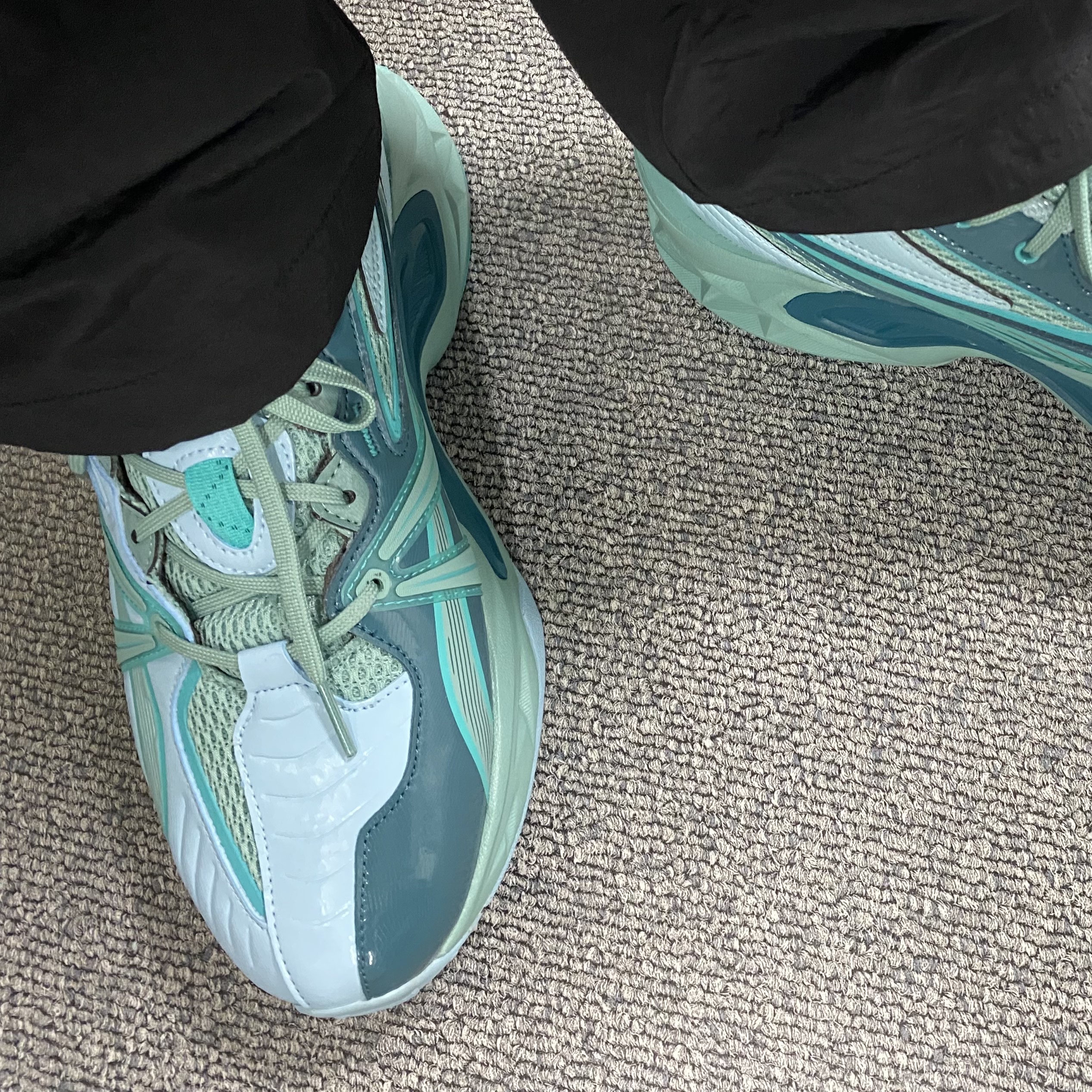 Asics HN2-S Protoblast Shaded Spruce 착용 스타일