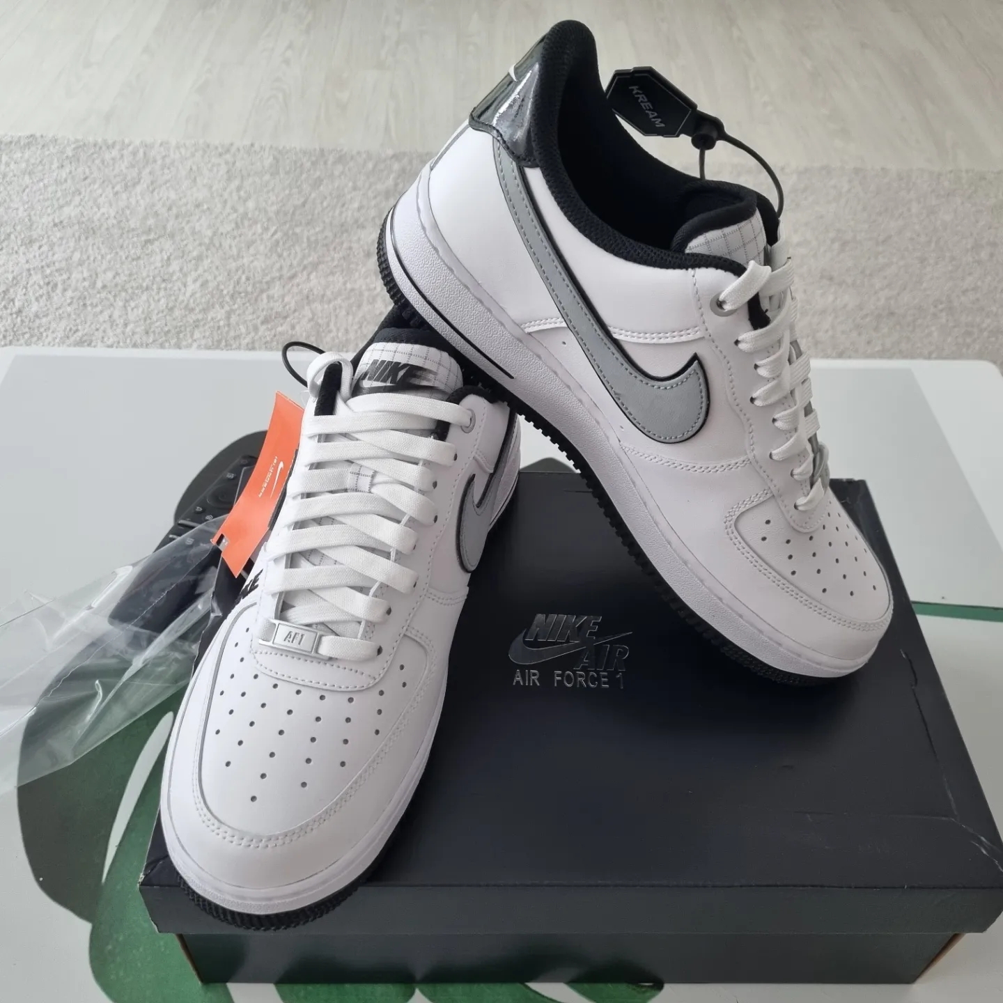 Nike Air Force 1 '07 LV8 White Black Wolf Grey 착용 스타일 - 3