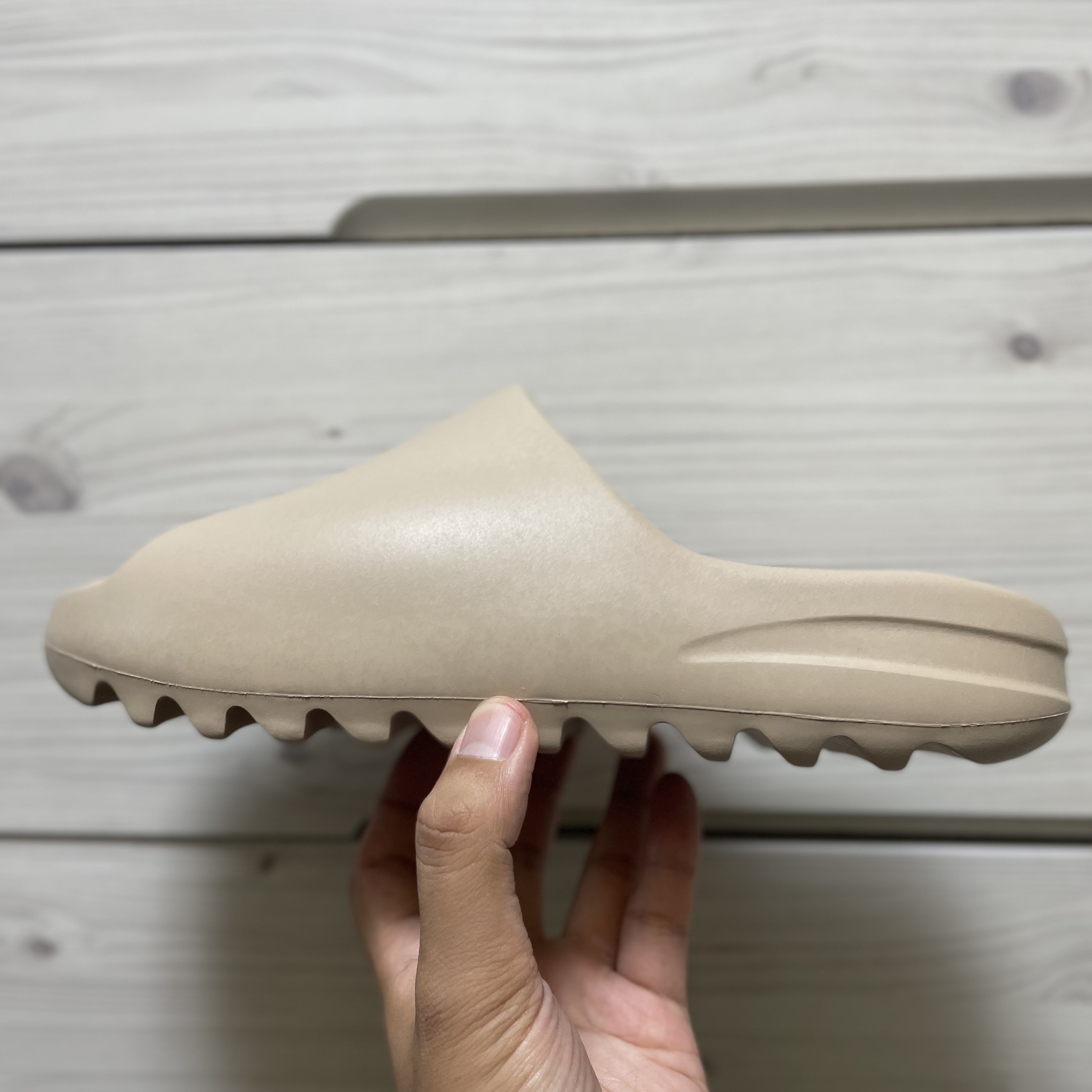 Adidas Yeezy Slide Pure - Re-Release Ver. 착용 스타일 - 1