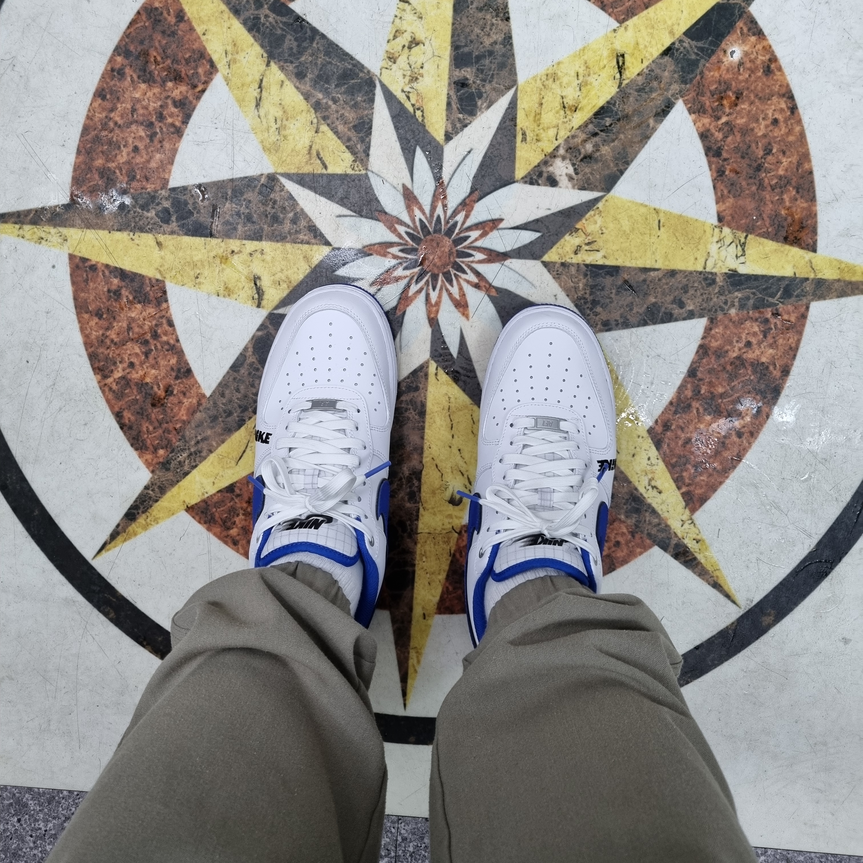 Nike Air Force 1 '07 LV8 White Game Royal 착용 스타일 - 3