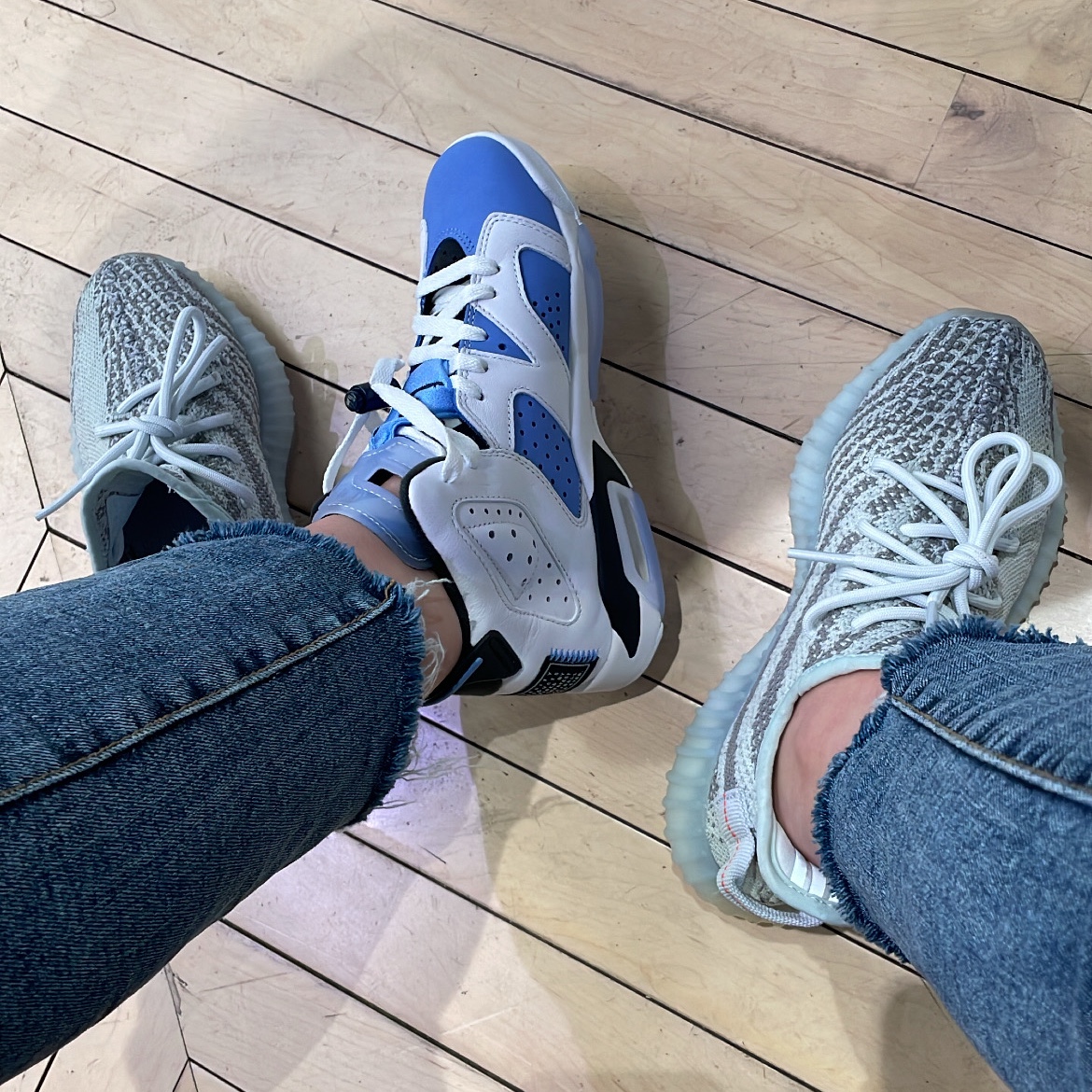 Adidas Yeezy Boost 350 V2 Blue Tint 2017, Jordan 6 Retro University Blue 착용 스타일