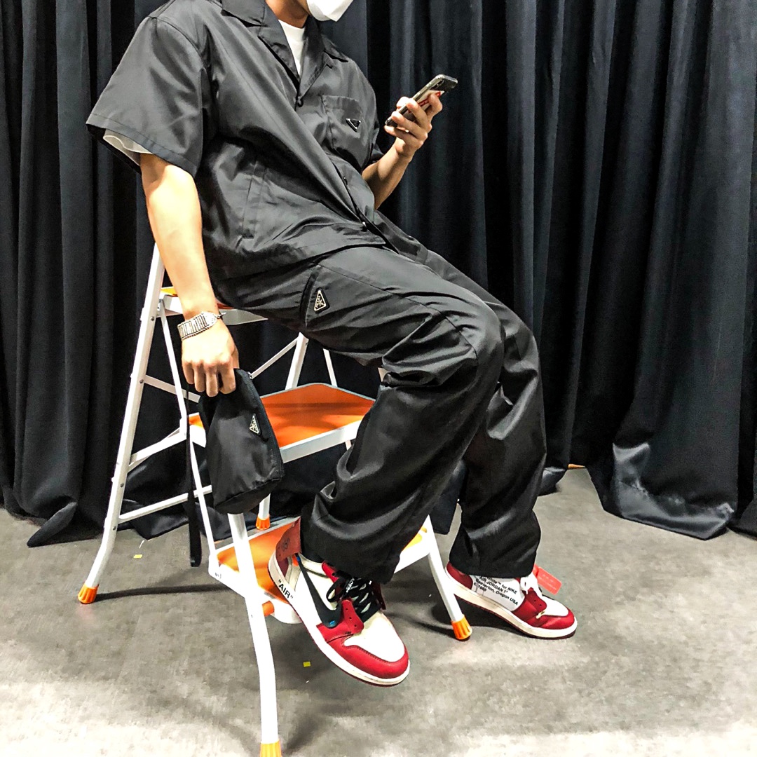 Prada Re-Nylon Trousers Black, Jordan 1 x Off-White Retro High Chicago The Ten 착용 스타일