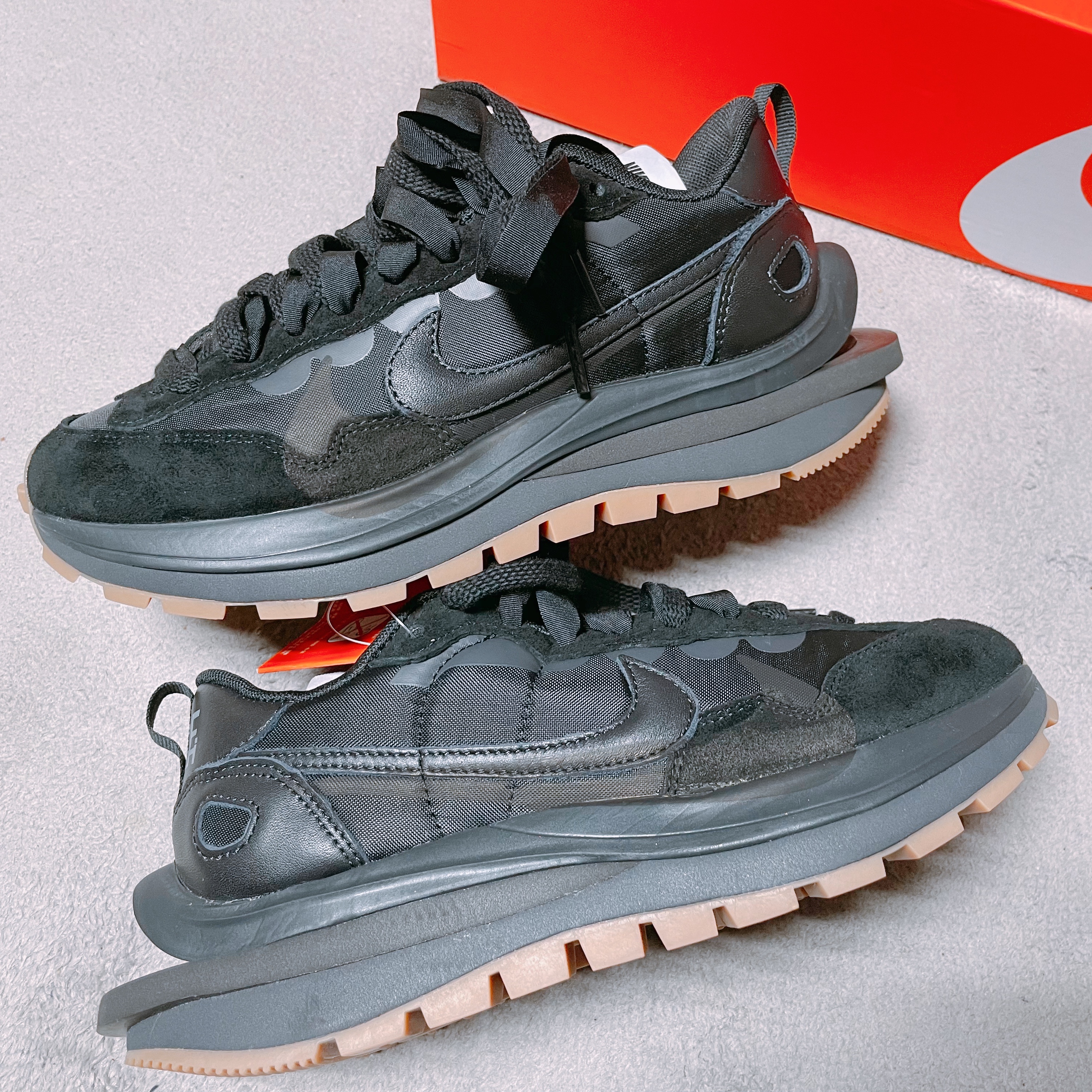 Nike x Sacai VaporWaffle Black and Gum 착용 스타일 - 2