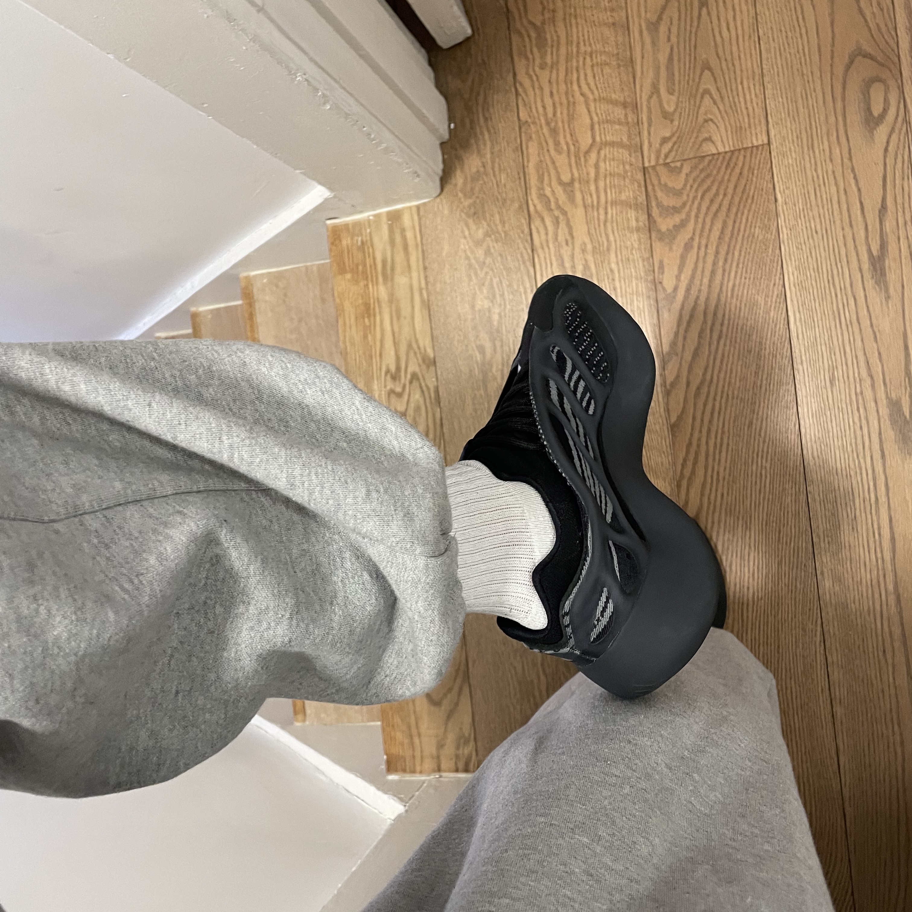Adidas Yeezy 700 V3 Dark Glow 착용 스타일 - 2