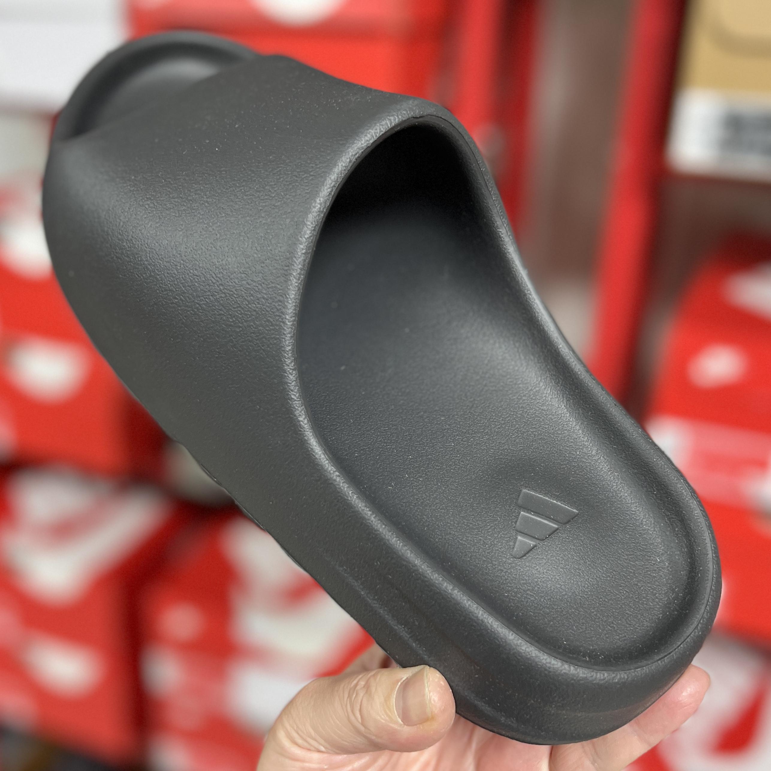 Adidas Yeezy Slide Onyx 착용 스타일 - 2