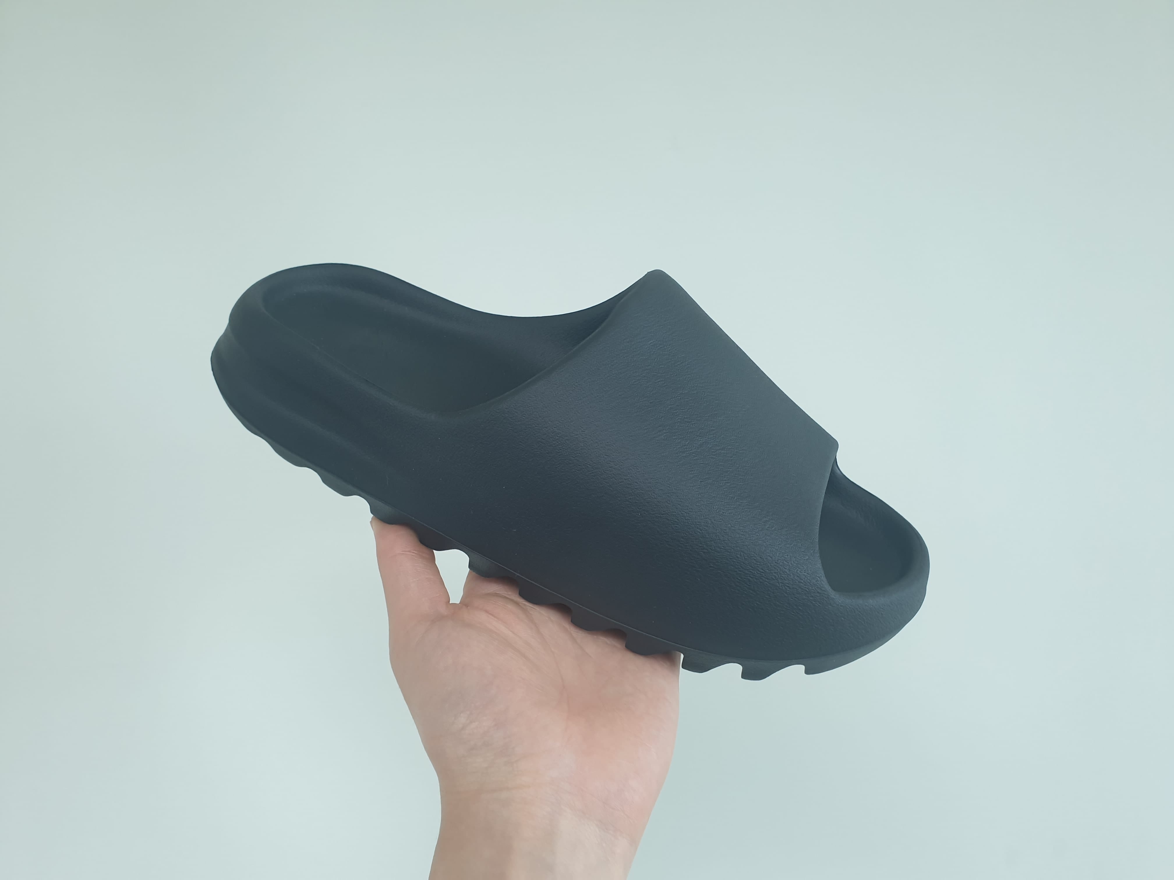 Adidas Yeezy Slide Onyx 착용 스타일