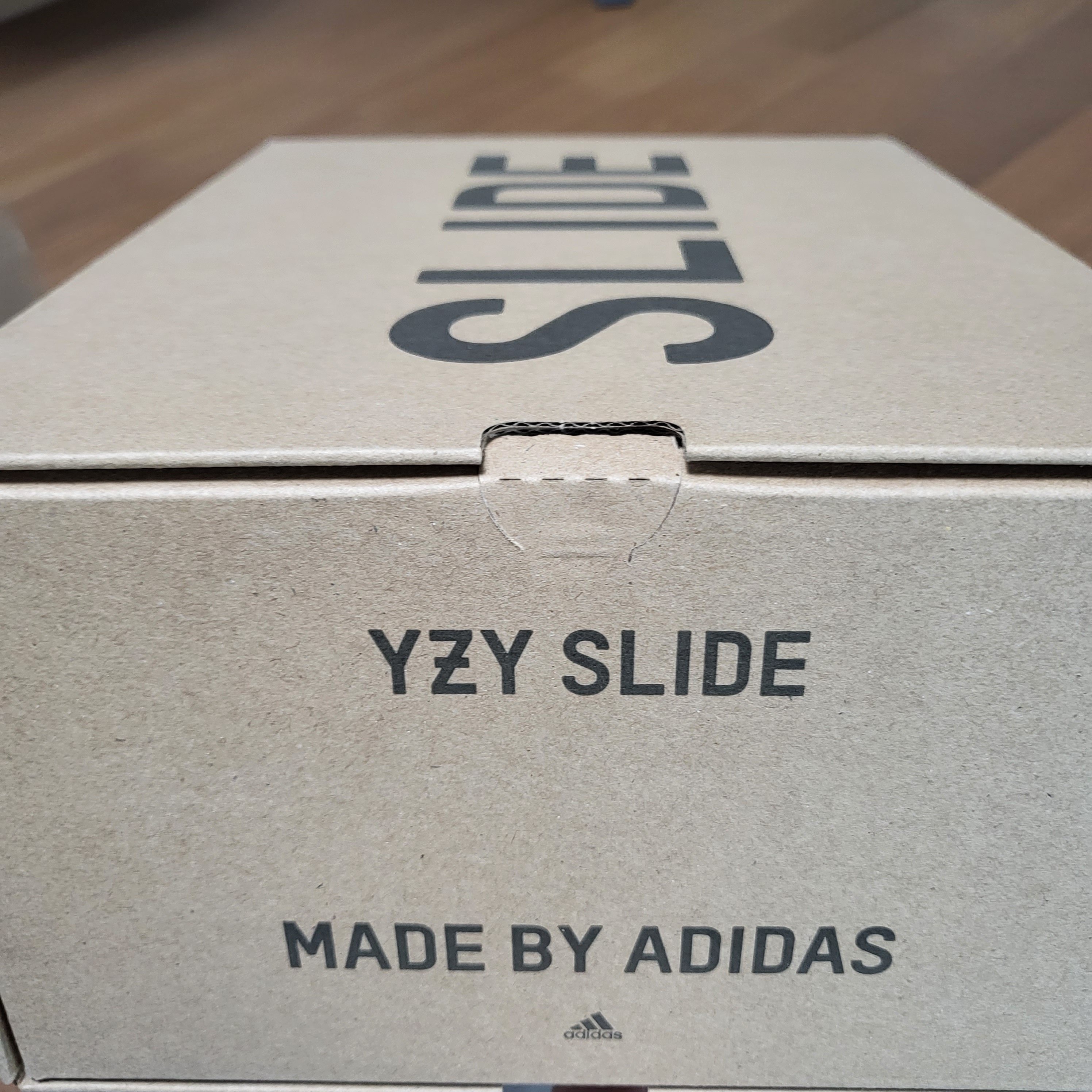 Adidas Yeezy Slide Onyx 착용 스타일 - 1