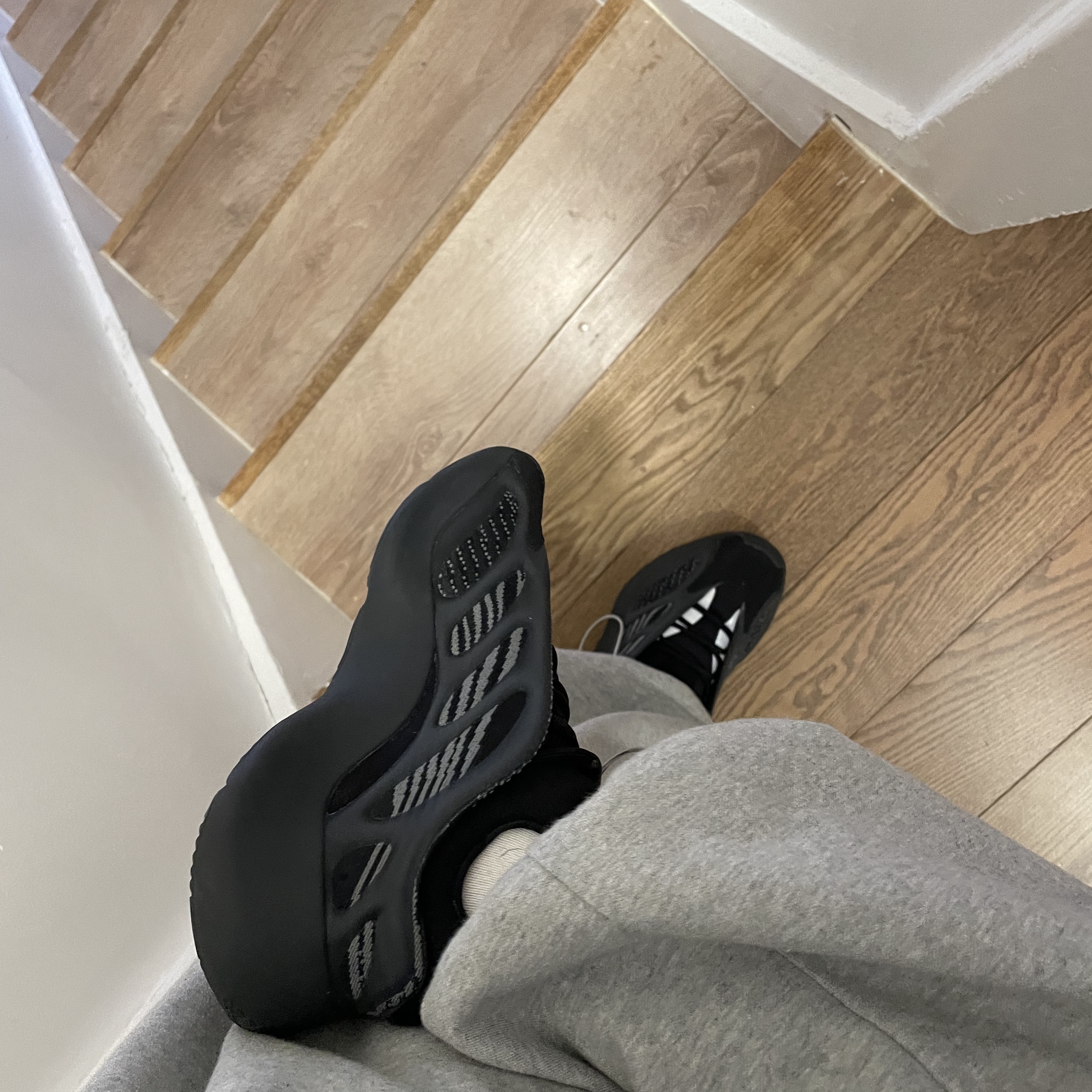 Adidas Yeezy 700 V3 Dark Glow 착용 스타일 - 3