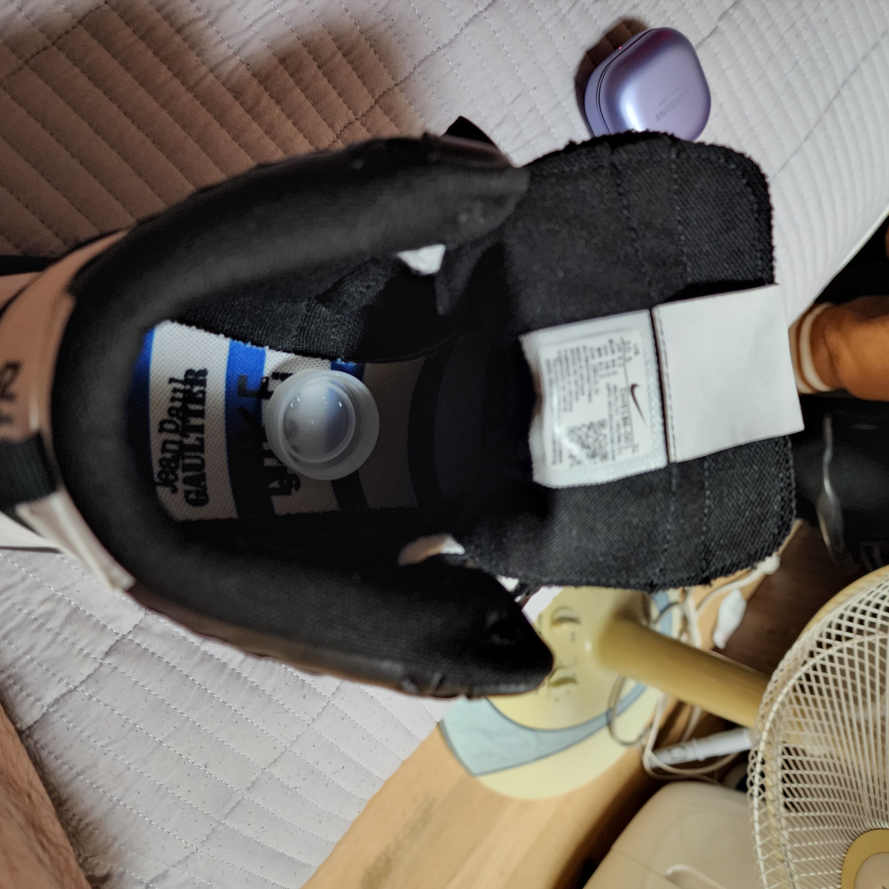 Nike x Sacai x Jean Paul Gaultier VaporWaffle Black White 착용 스타일 - 2