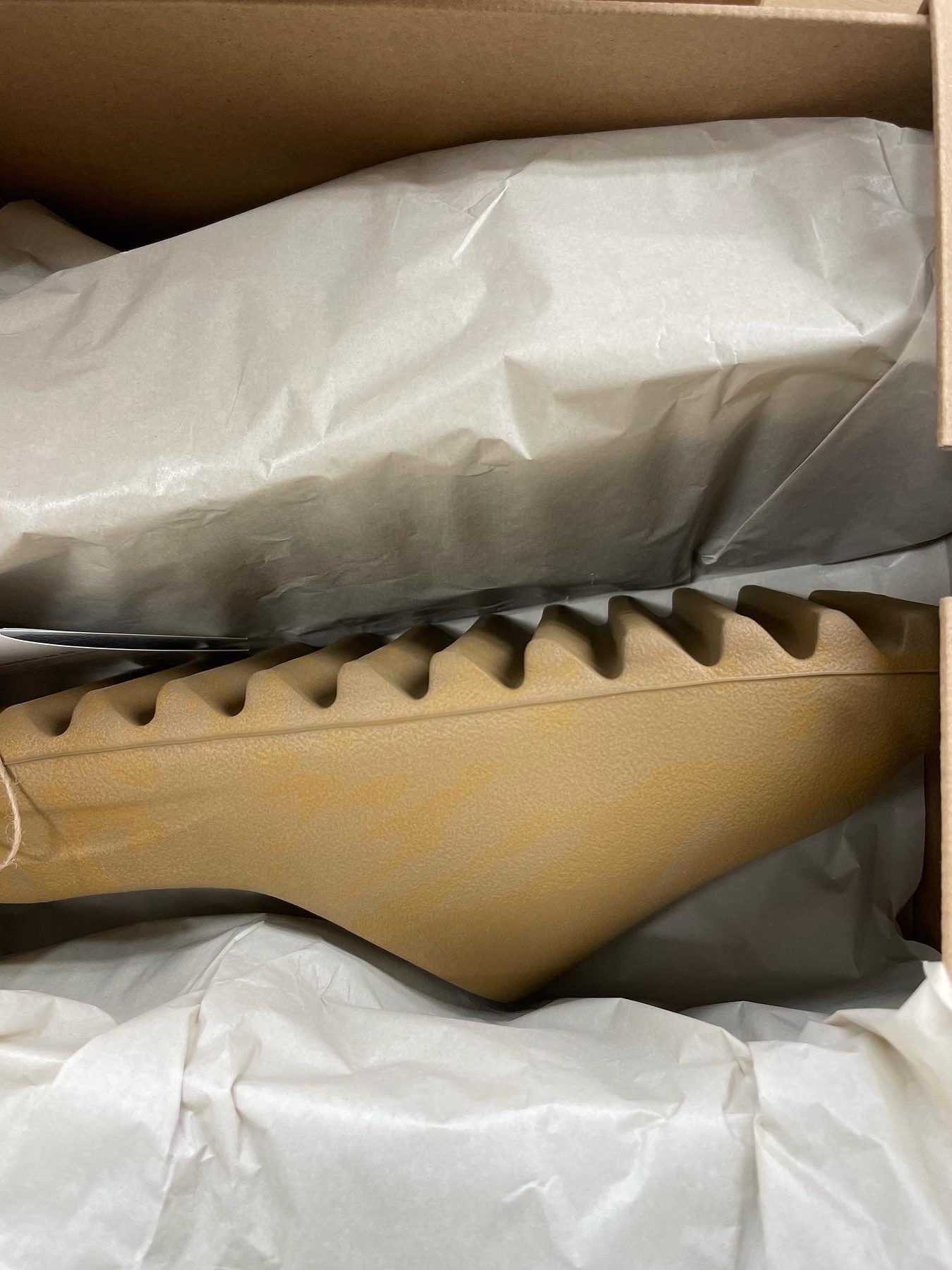 Adidas Yeezy Slide Ochre 착용 스타일 - 2