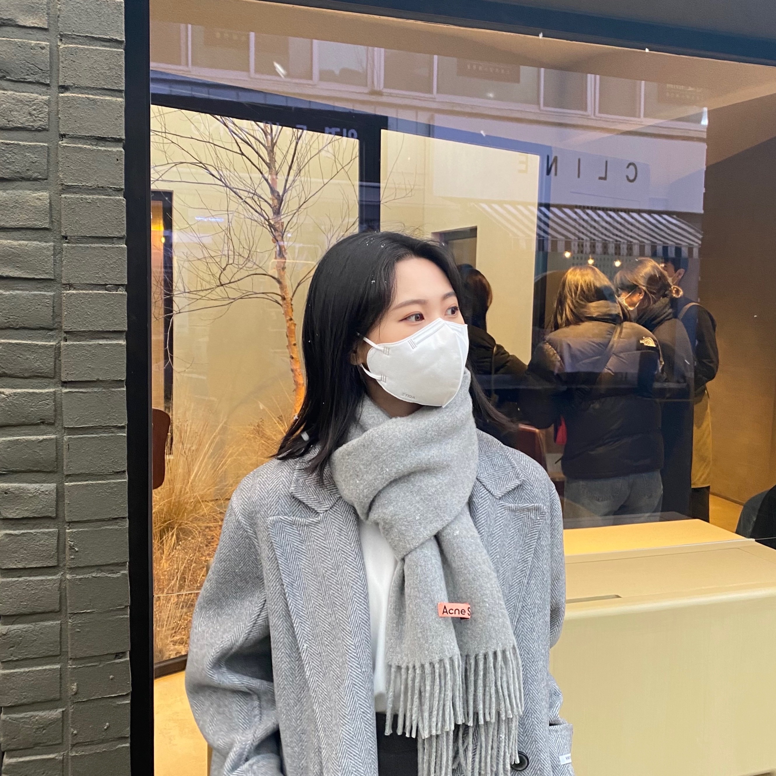 Acne Studios Canada Narrow New Wool Muffler Light Grey Melange 착용 스타일