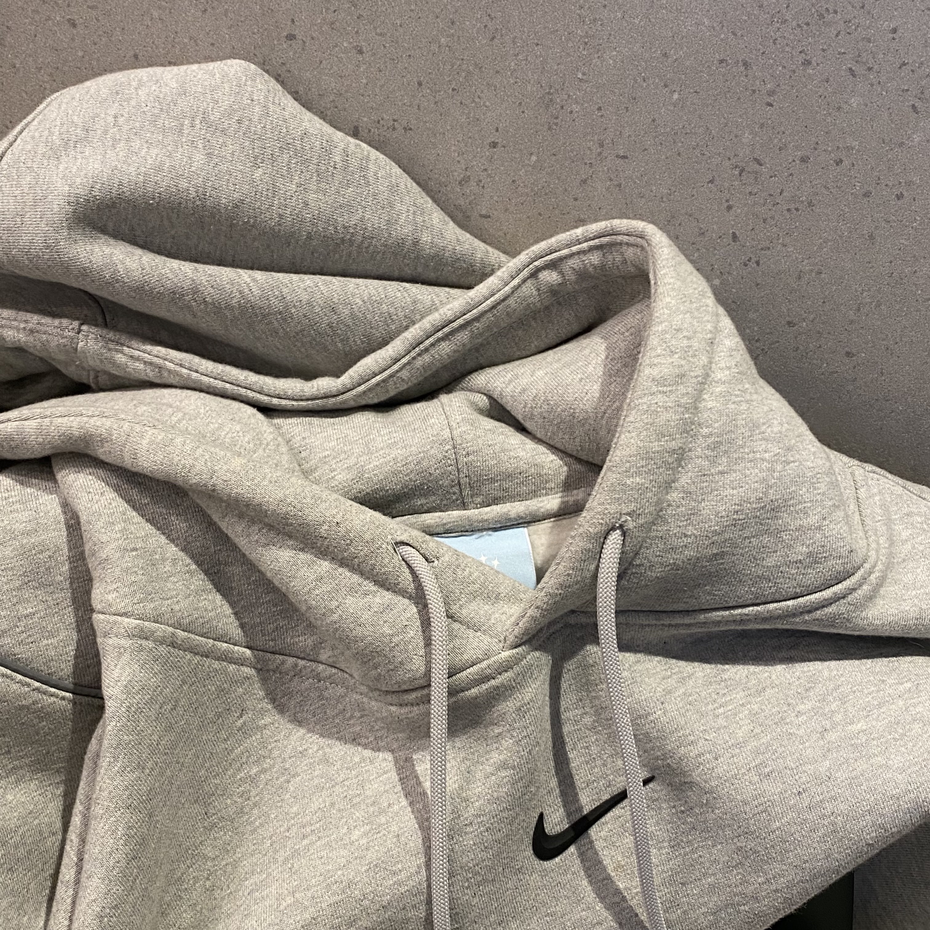 Nike x Drake Nocta Cardinal Stock Essential Hoodie Grey - Asia, Nike x Drake Nocta Cardinal Stock Essential Hoodie Grey - US/EU 착용 스타일