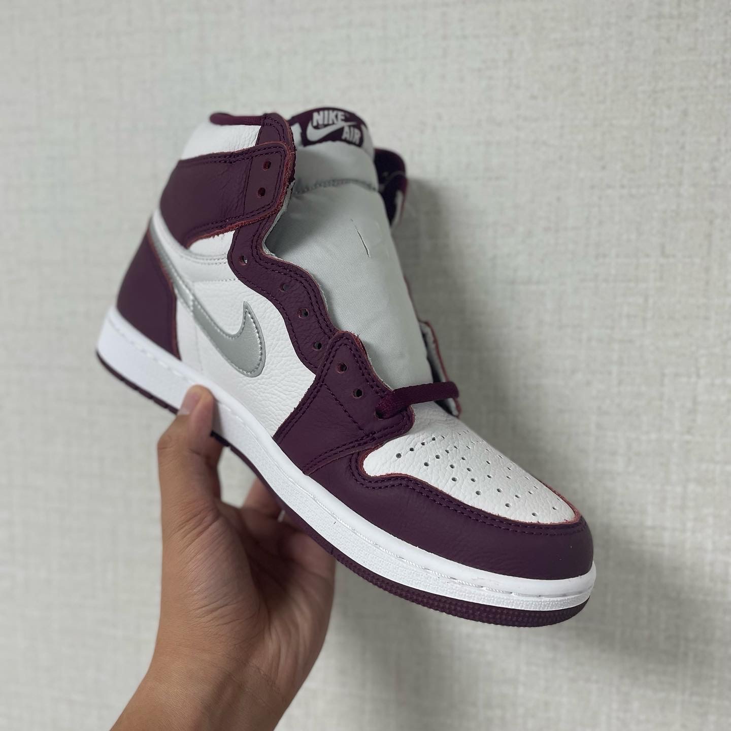 Jordan 1 Retro High OG Bordeaux 착용 스타일 - 3