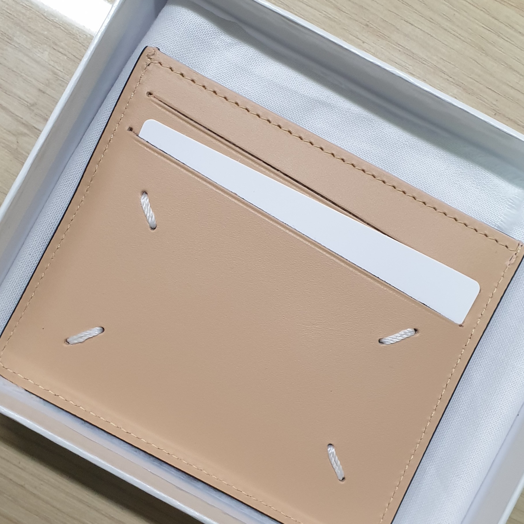 Maison Margiela Smooth Leather Card Holder Black Beige 착용 스타일