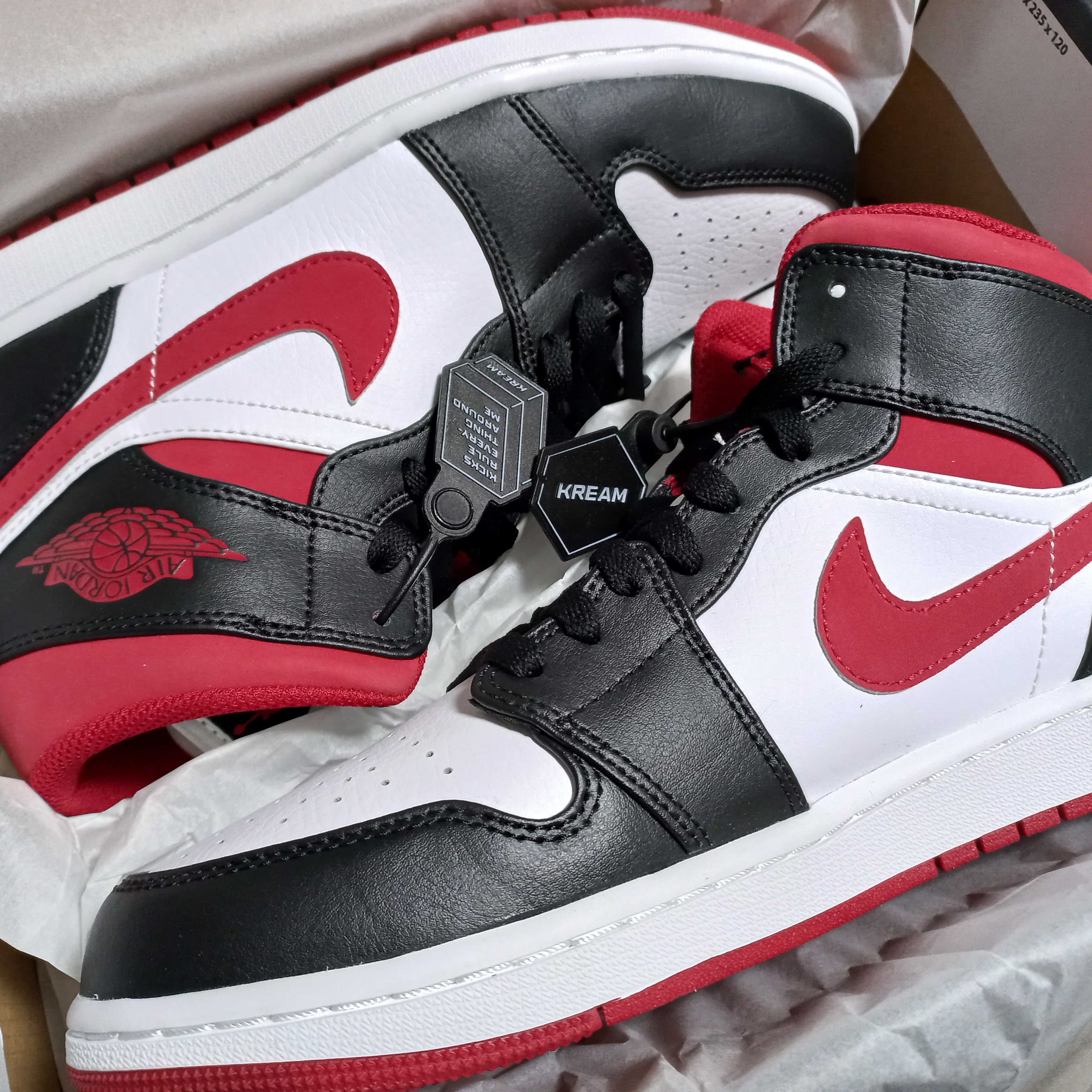 Jordan 1 Mid Gym Red Black White 착용 스타일