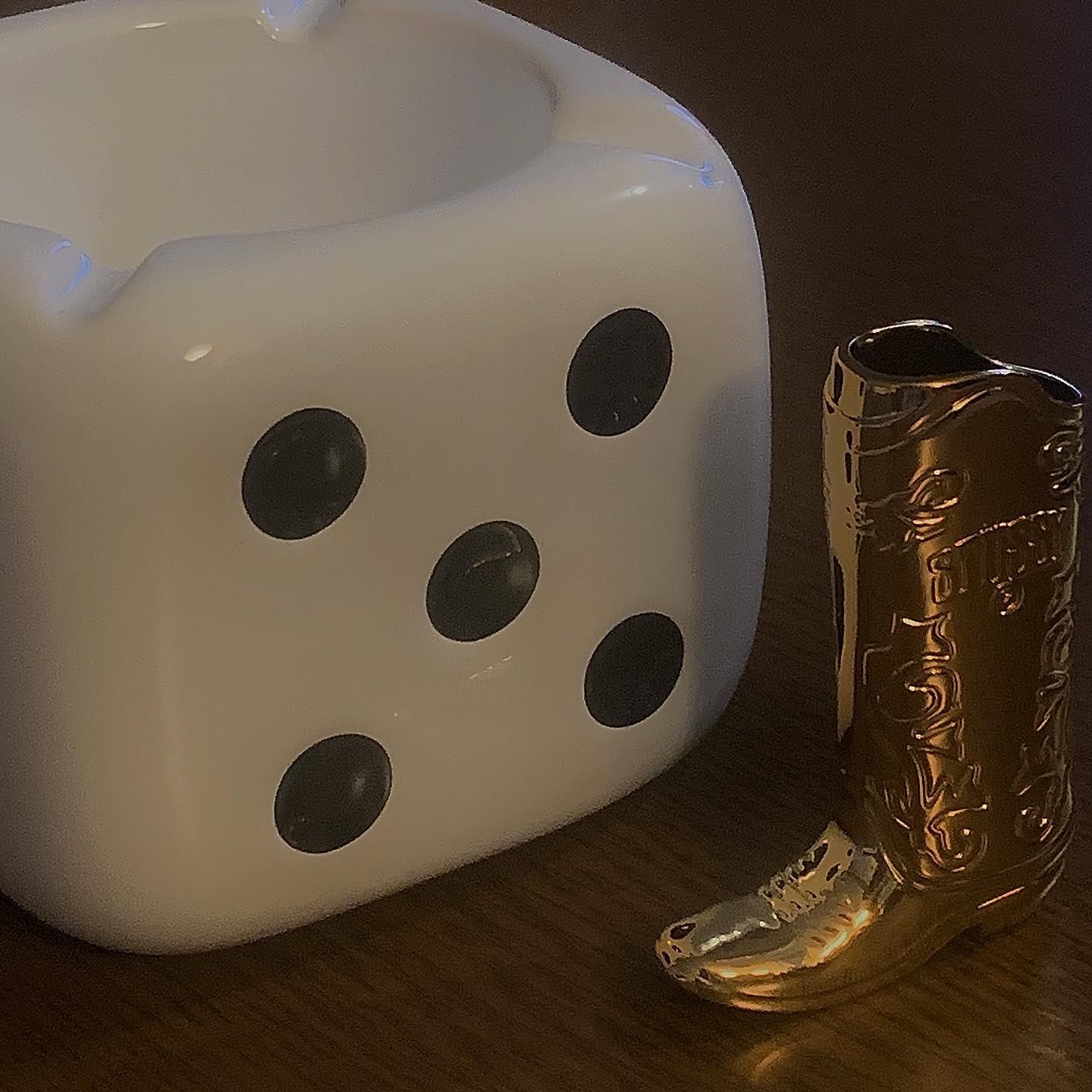 Stussy Ceramic Dice Ashtray, Stussy Metal Boot Lighter Case Brass 착용 스타일 - 1