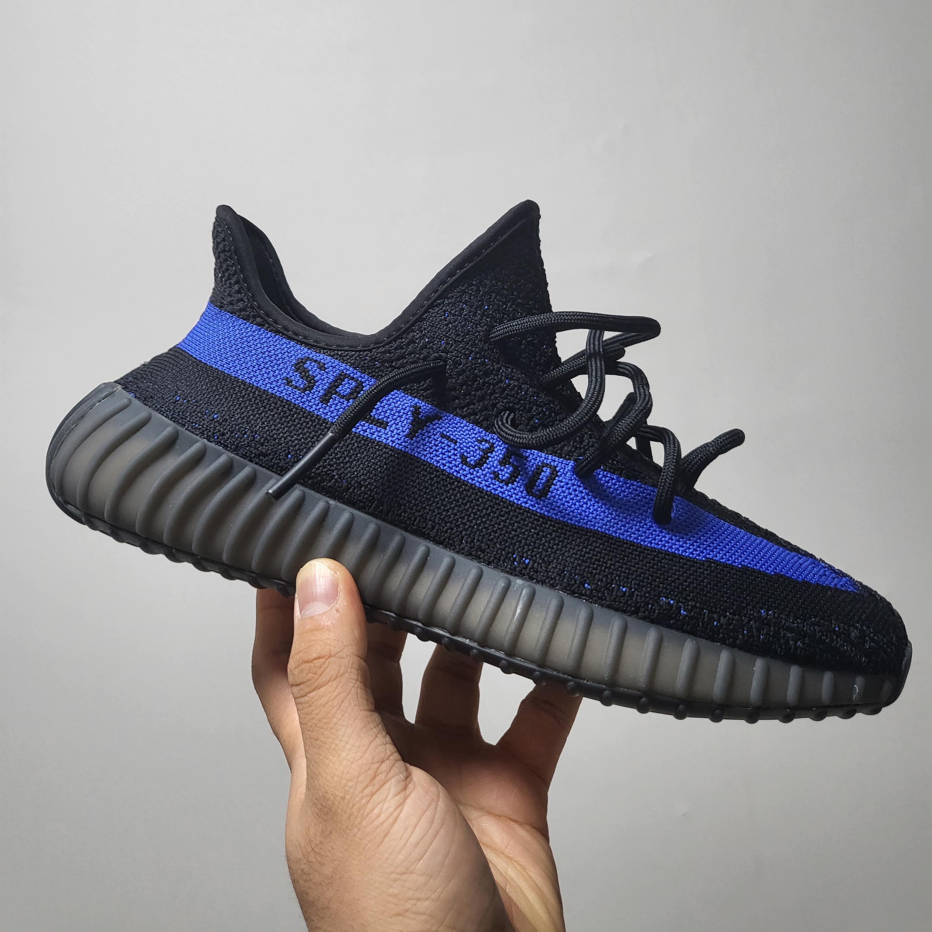 Adidas Yeezy Boost 350 V2 Dazzling Blue 착용 스타일