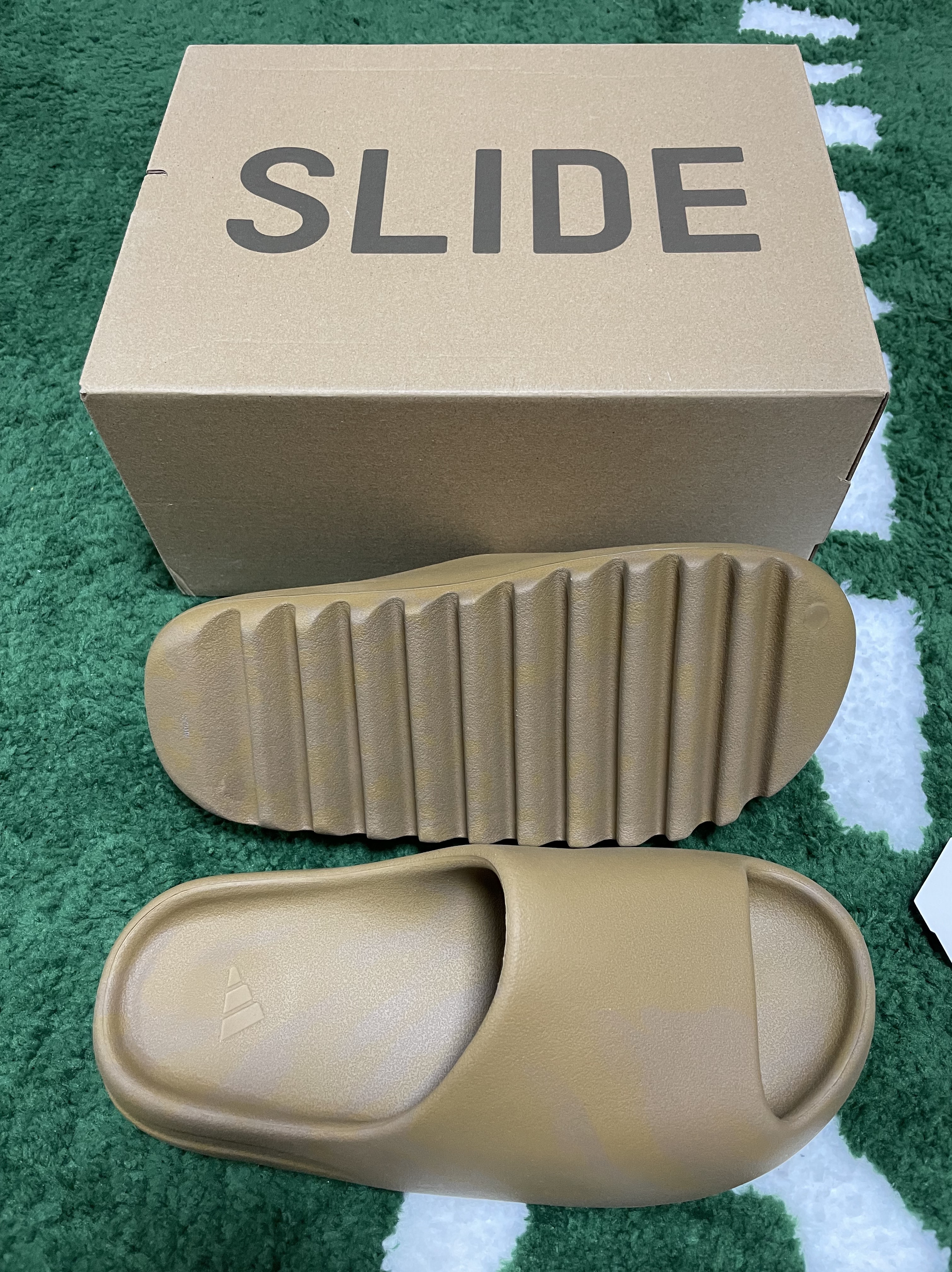 Adidas Yeezy Slide Ochre 착용 스타일 - 2